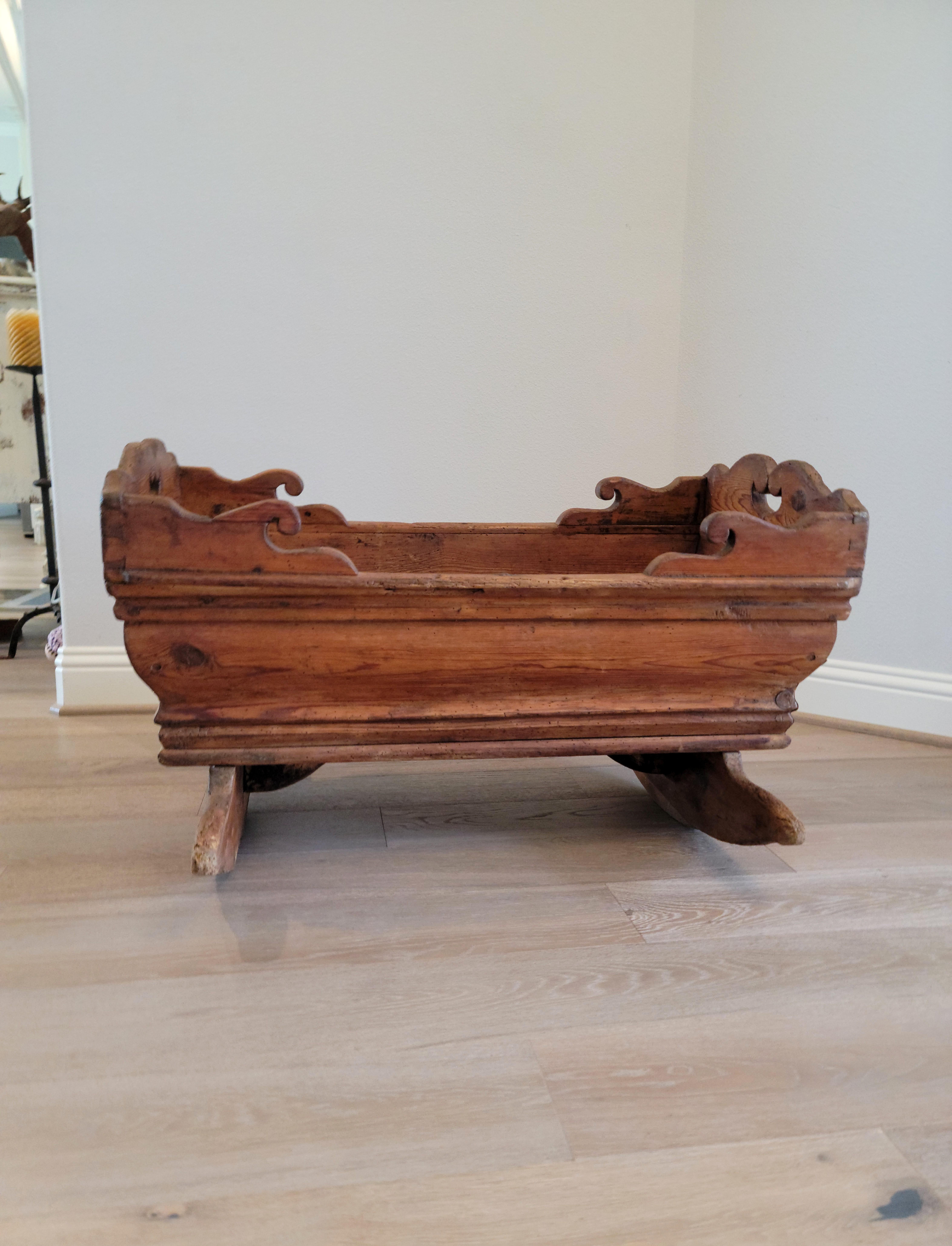 Antiguo Periodo Sueco Gustaviano Rústico Granja de Pino Cuna Papelera en venta 10