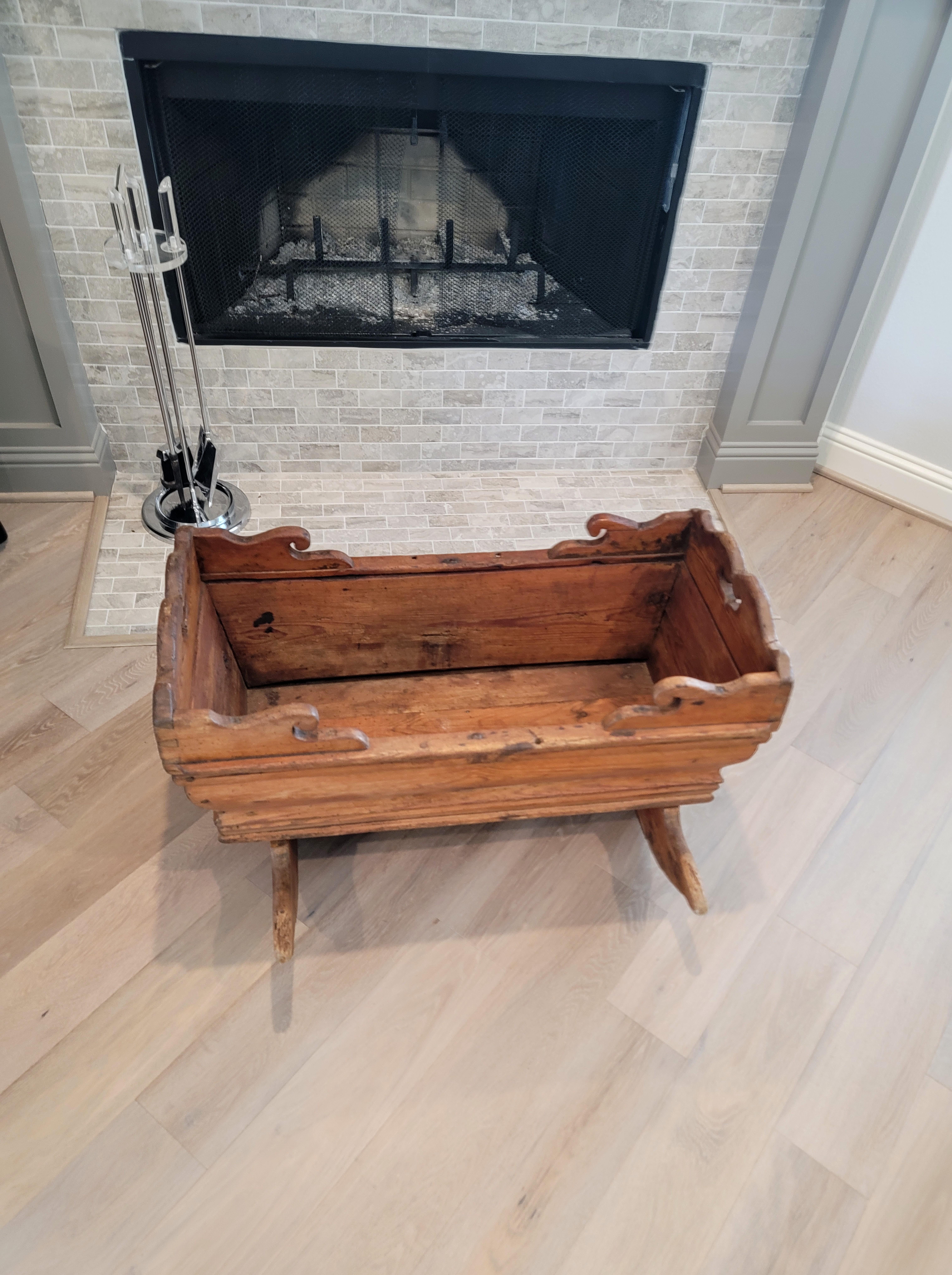 Antiguo Periodo Sueco Gustaviano Rústico Granja de Pino Cuna Papelera Tallado a mano en venta