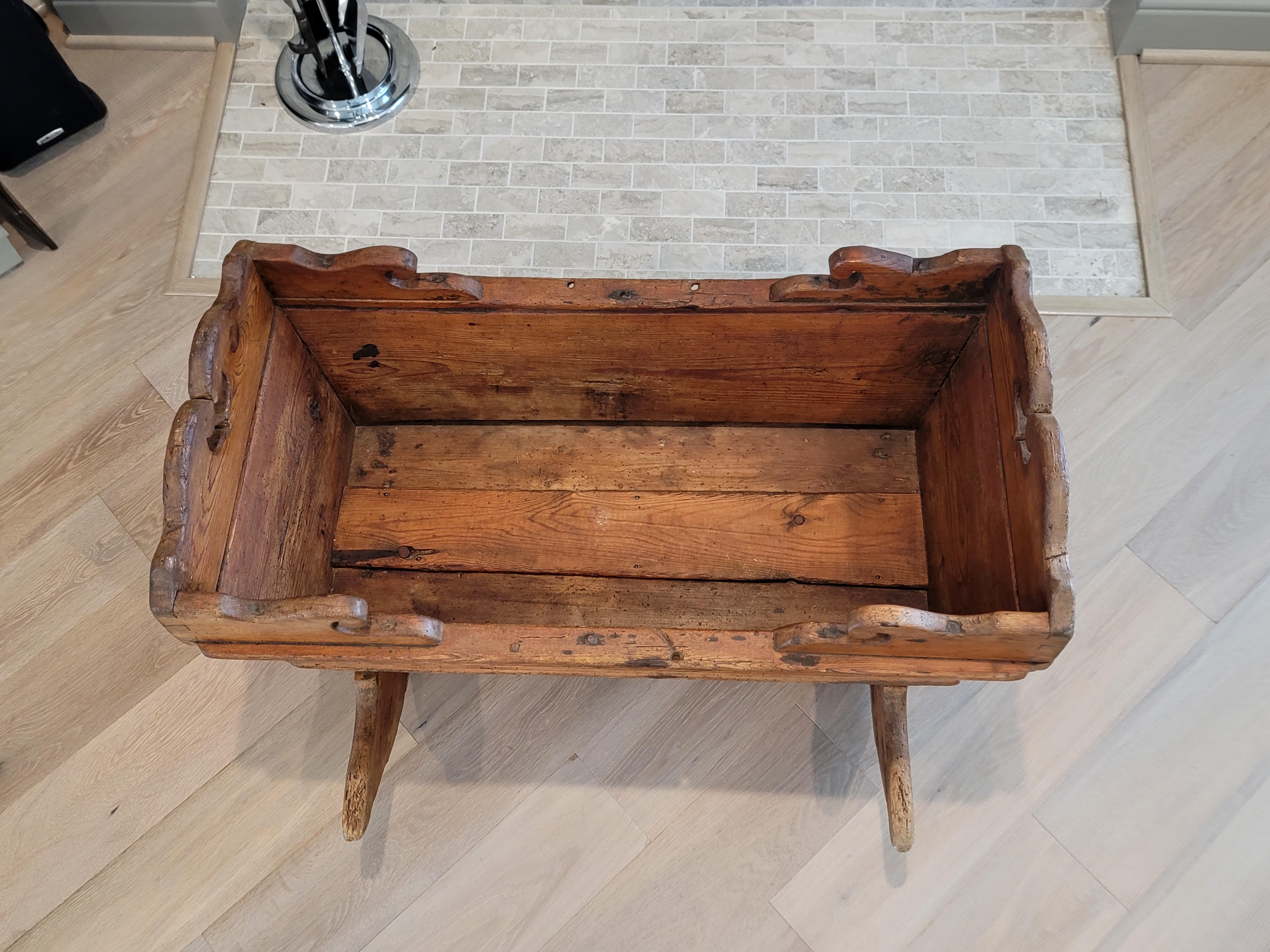 Antiguo Periodo Sueco Gustaviano Rústico Granja de Pino Cuna Papelera en Bueno estado para la venta en Forney, TX