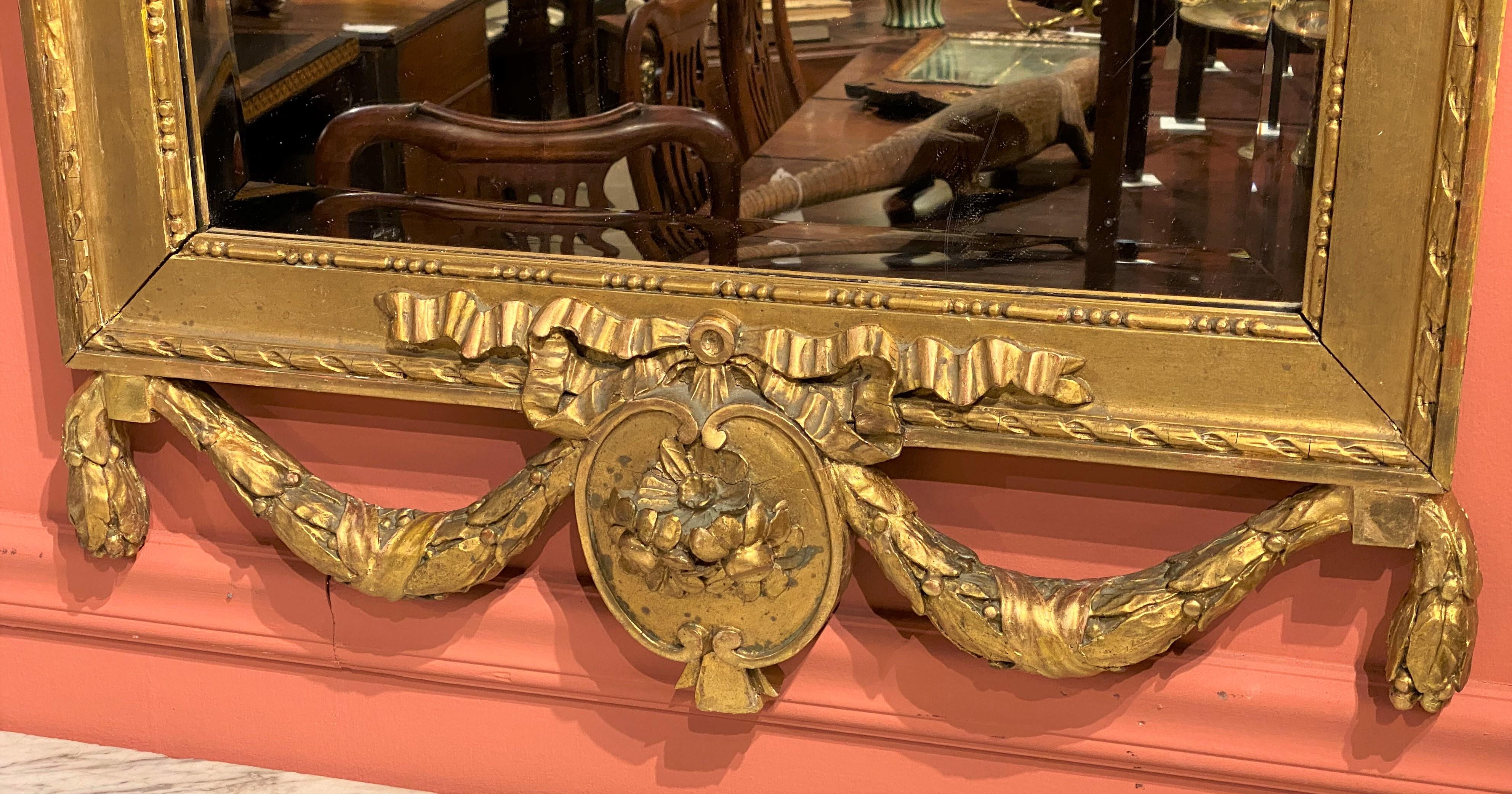 Schwedischer vergoldeter Pfeilerspiegel aus der Gustavianischen Periode mit Schleifen- und Blattwerkdekor im Zustand „Gut“ im Angebot in Milford, NH