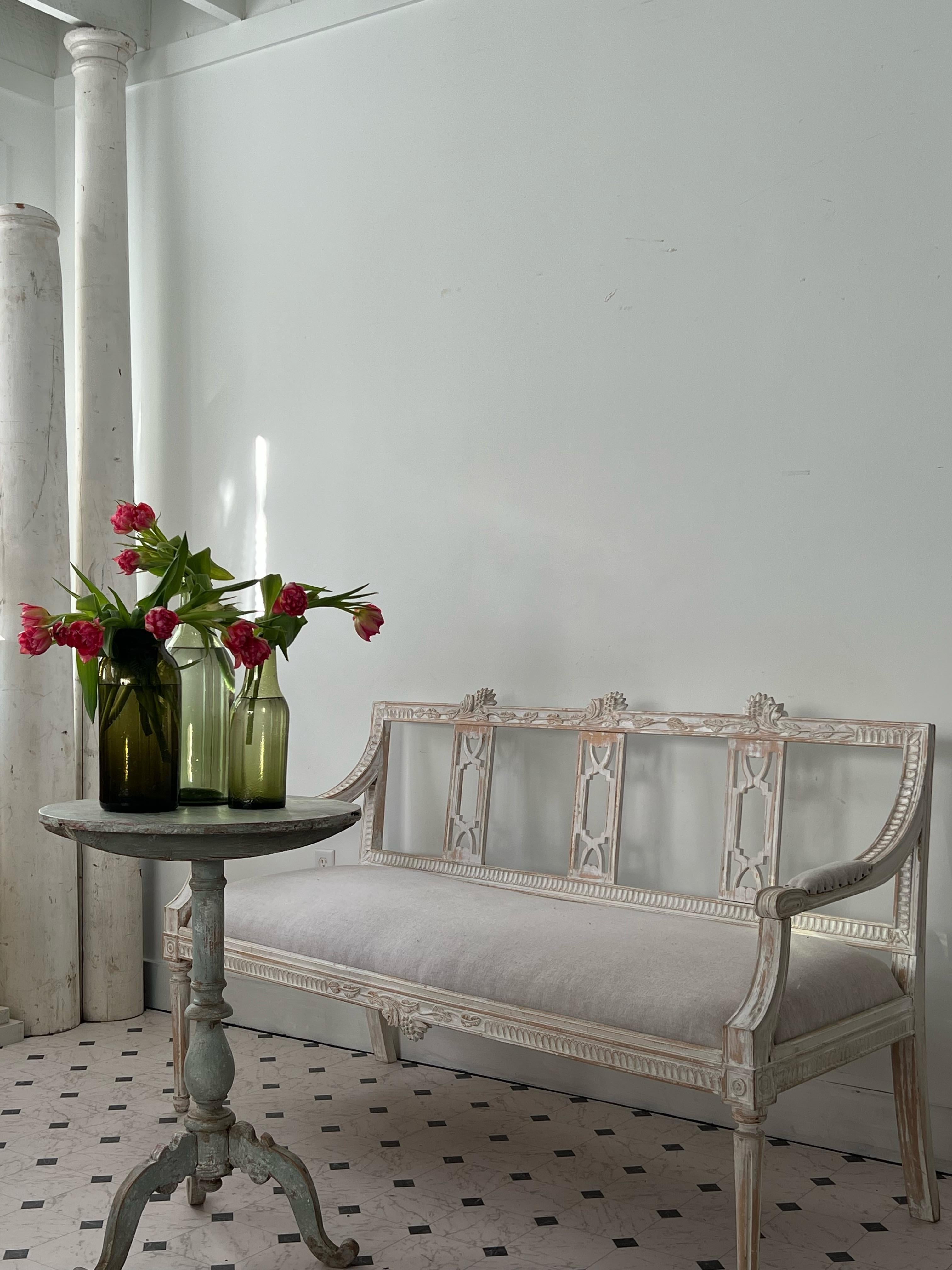 Schwedisches Lindome-Sofa aus der Gustavianischen Periode, um 1800 (Handgeschnitzt) im Angebot