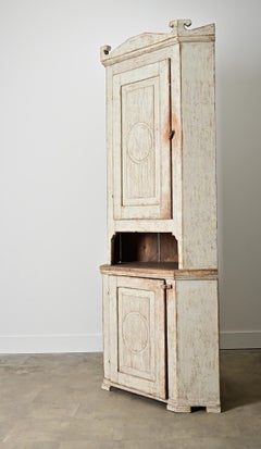 Cabinet d'angle suédois peint d'époque gustavienne