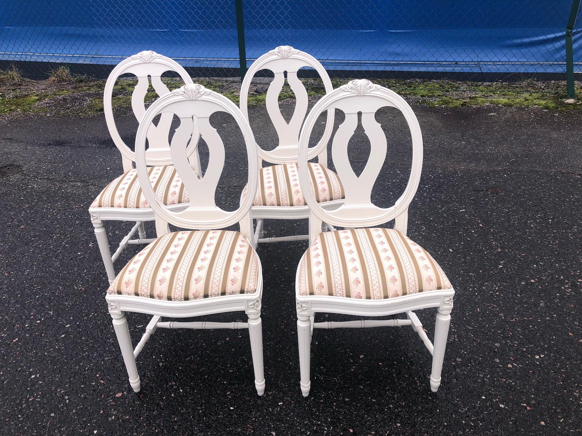Set of 4 Swedish Gustavian roseback dining chairs in good condition in white with lovely carvings,

circa mid to later 20th century (1960s-80s) and great for every day usage with comfy seats in a neutral fabric

They will ship in the original