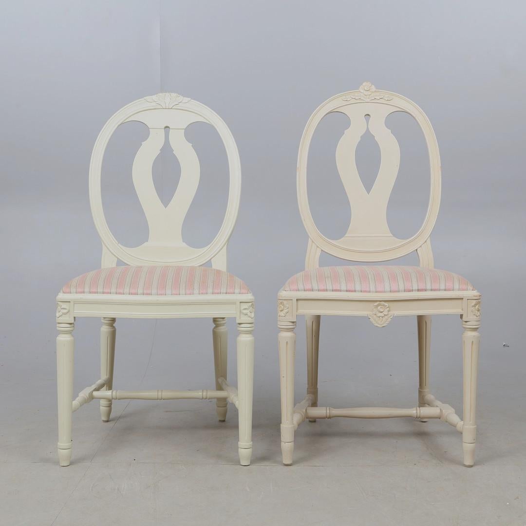 Rare Set of 6 Swedish Gustavian roseback dining chairs and 2 matching Roseback Carver Chairs in good condition in white with lovely carvings C 1940. 

Great for every day usage with comfy seats in the original fabric that is marked in places and