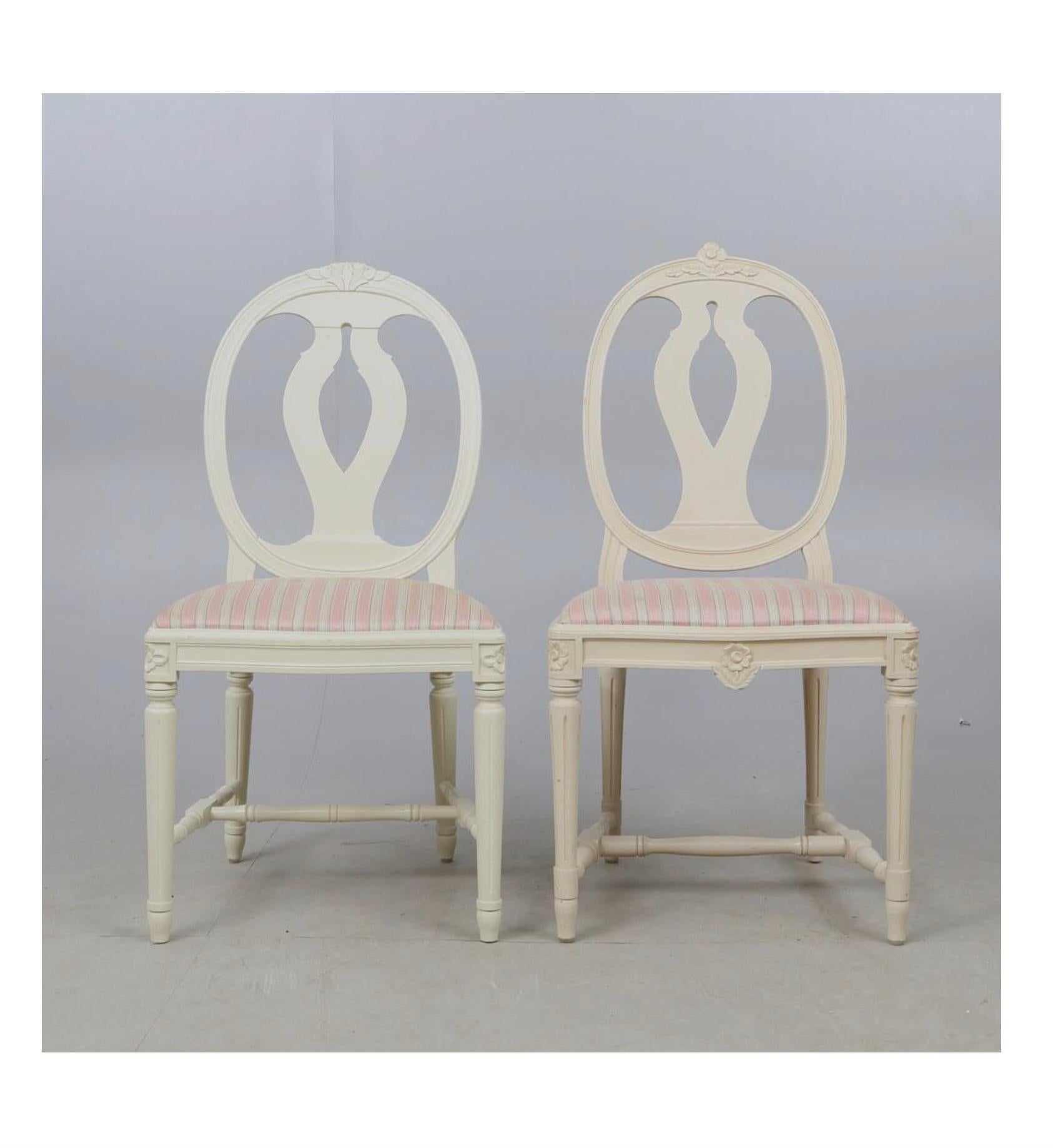 Rare Set of 6 Swedish Gustavian roseback dining chairs and 2 matching Roseback Carver Chairs in good condition in white with lovely carvings C 1940. 

Great for every day usage with comfy seats in the original fabric that is marked in places and