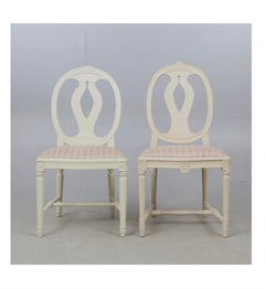 Lot de 8 chaises de salle à manger gustaviennes blanches des années 1940, 2 sculpteurs