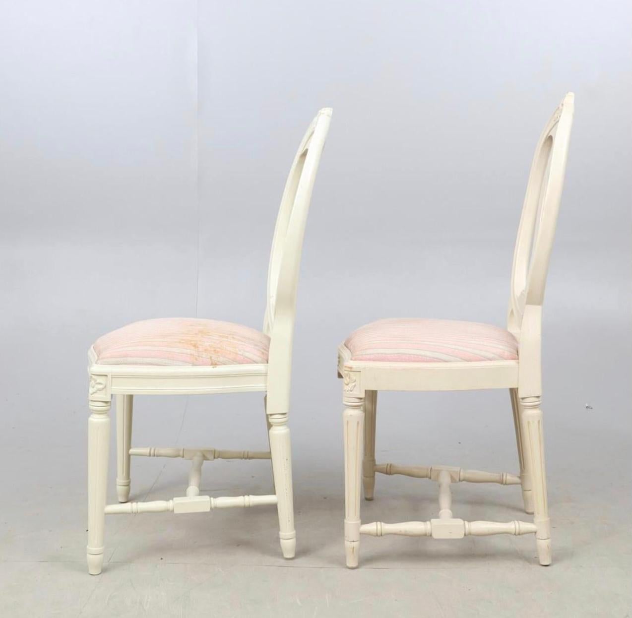 Rare Set of 6 Swedish Gustavian roseback dining chairs and 2 matching Roseback Carver Chairs in good condition in white with lovely carvings C 1940. 

Great for every day usage with comfy seats in the original fabric that is marked in places and