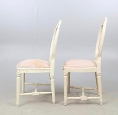 Lot de 8 chaises de salle à manger gustaviennes blanches des années 1940, 2 sculpteurs