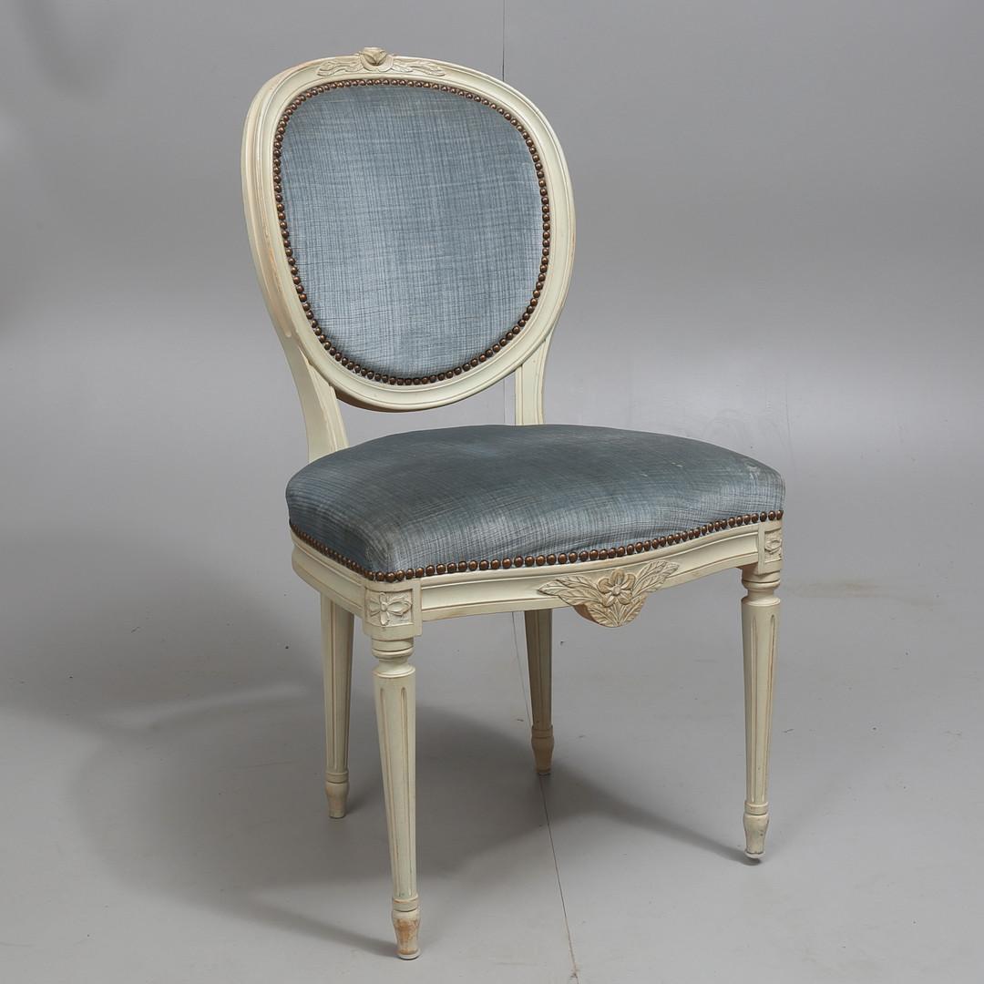 Rare swt of 8 early 20th century set of 6 Swedish Gustavian round back upholstered padded back dining chairs in distressed paint finish.

Lovely detail in the fluted legs and rosettes with carved front edge and fully webbed seats for added