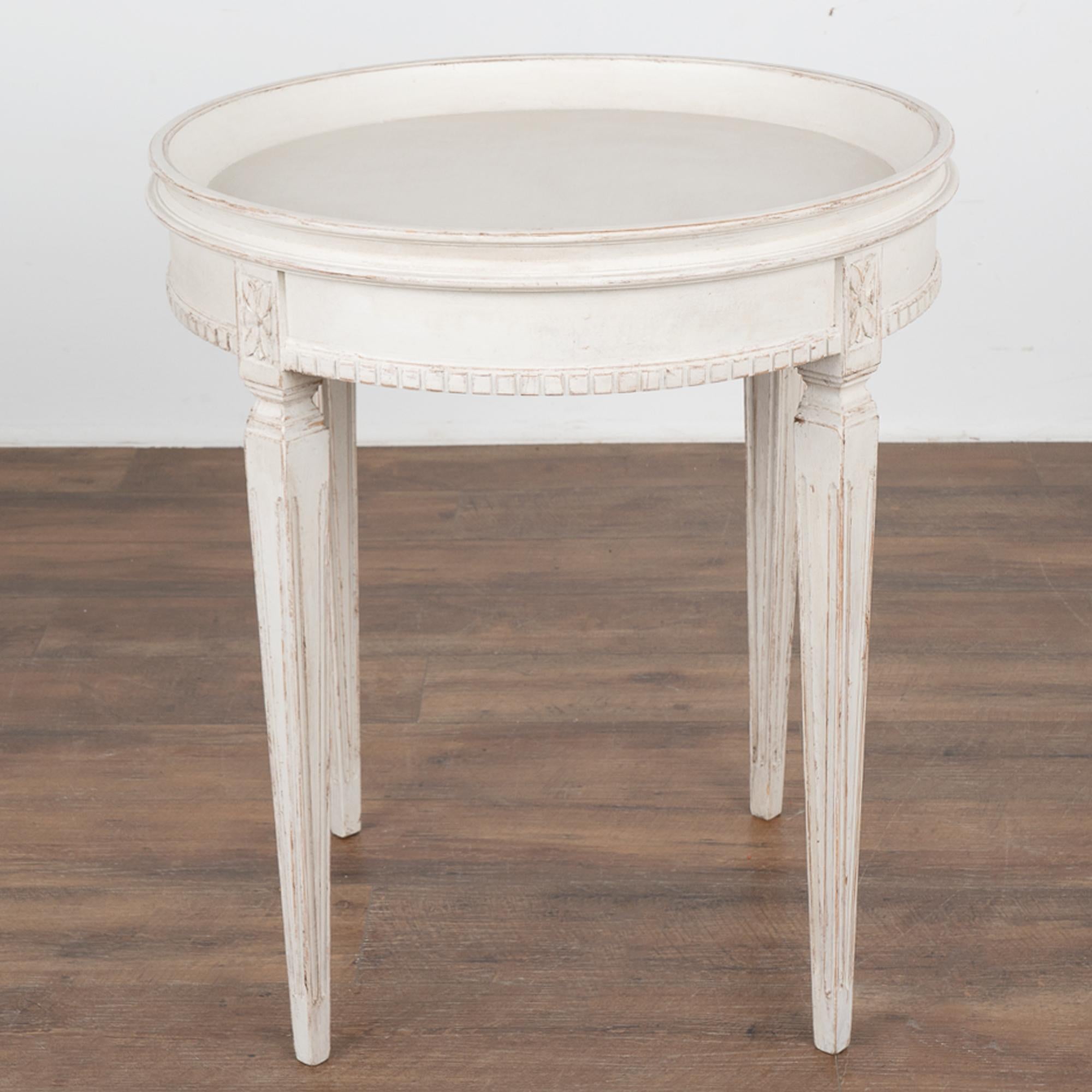 Swedish Gustavian Round White Painted Side Table, circa 1910 In Good Condition In Round Top, TX