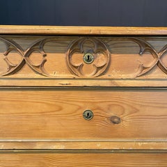 Commode suédoise en pin frotté sculptée à la main