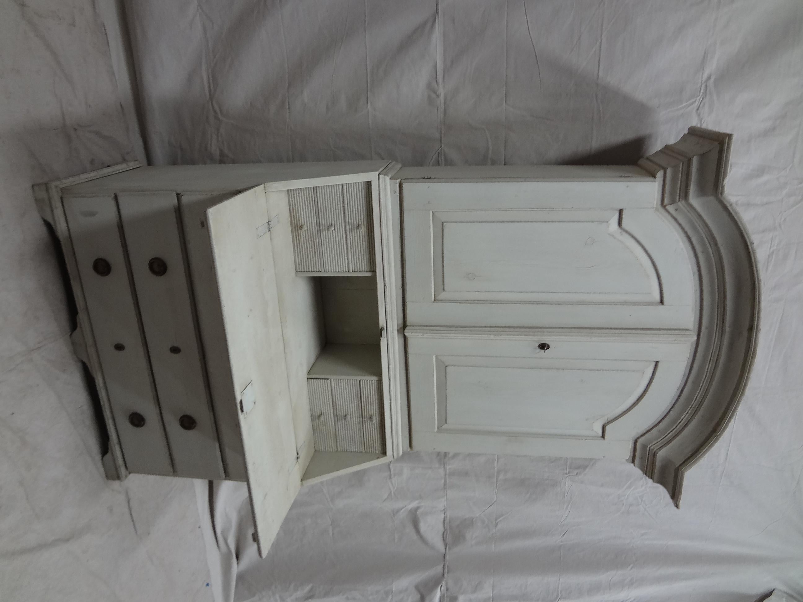 This is a Swedish Gustavian secretary Hutch, it’s been restored and repainted with milk paints 