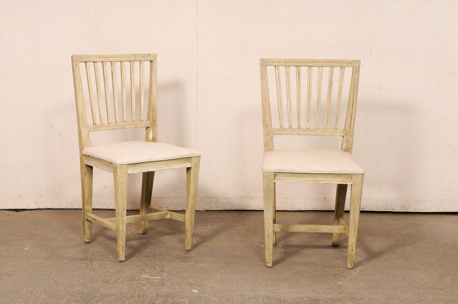 Paire de chaises d'appoint suédoises de style gustavien à dossier latté du début du 19e siècle. Ces chaises anciennes de Suède ont des traverses supérieures droites et des dossiers à lattes. Les lignes sont généralement nettes et linéaires. Les
