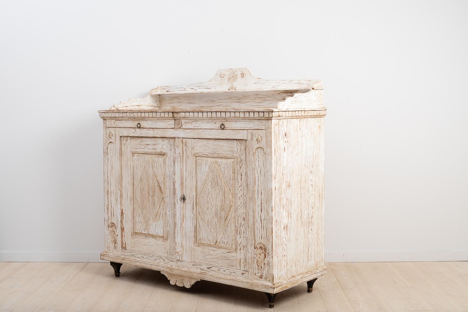 Swedish Gustavian Sideboard from the Late 18th Century with Old Historic Paint In Good Condition In Kramfors, SE