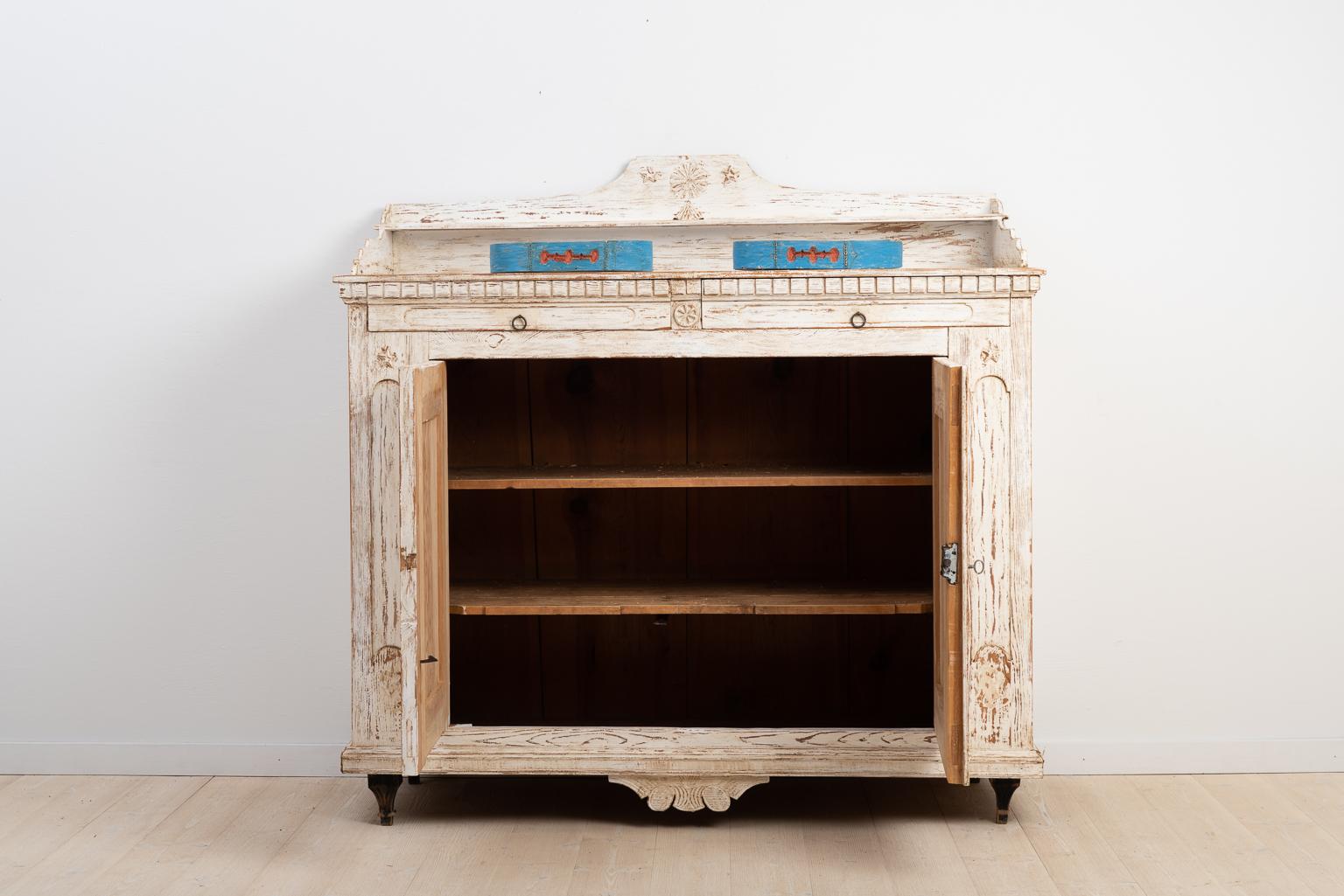 Swedish Gustavian Sideboard from the Late 18th Century with Old Historic Paint im Zustand „Gut“ in Kramfors, SE
