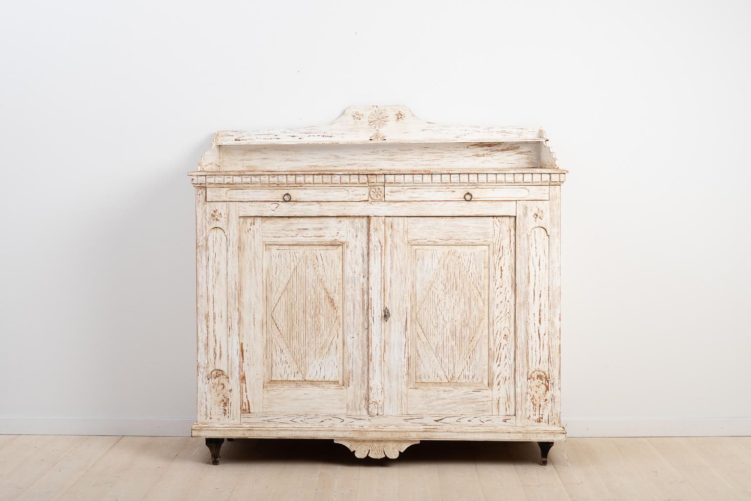 Swedish Gustavian Sideboard from the Late 18th Century with Old Historic Paint (Kiefernholz)
