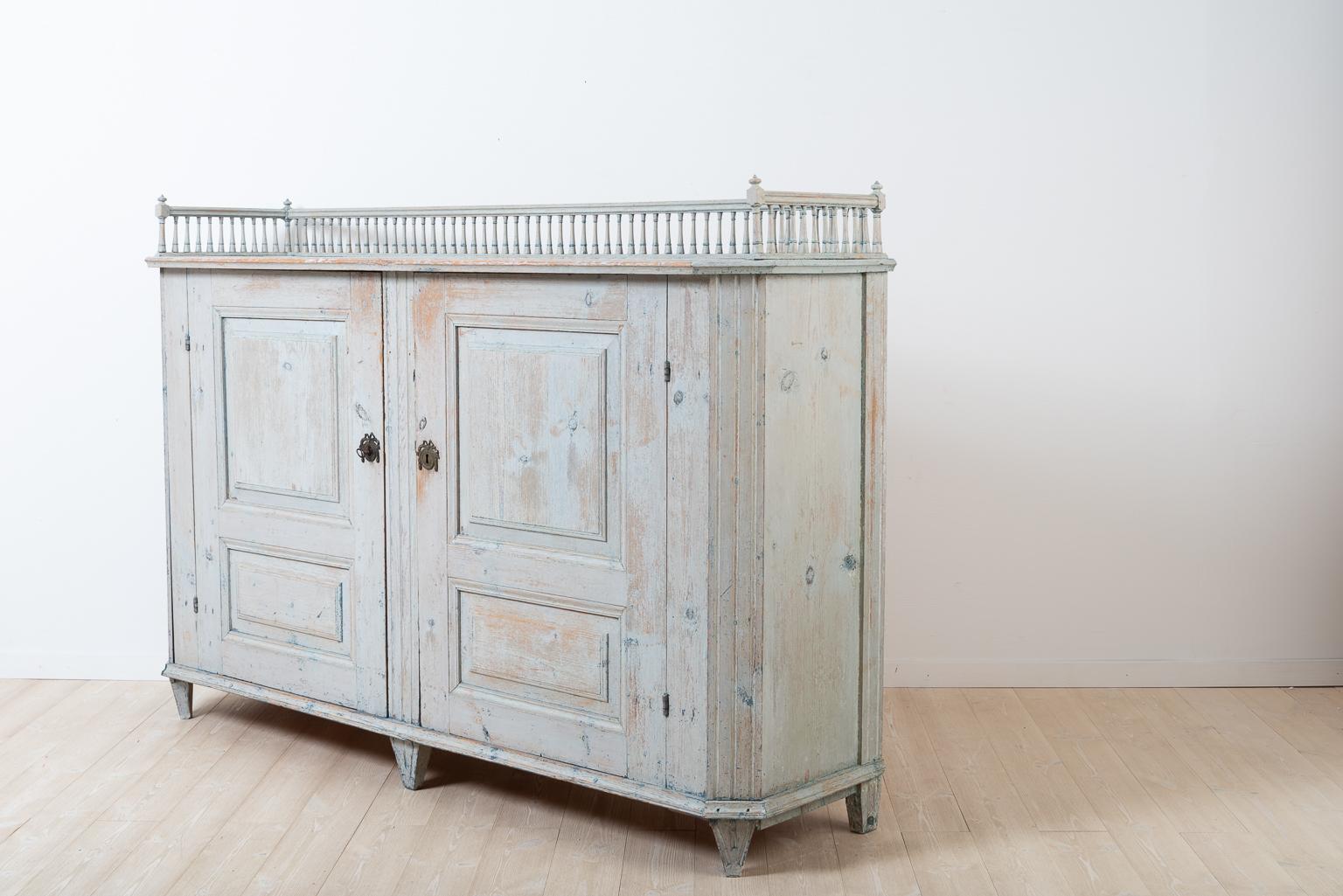 Swedish Gustavian Sideboard with a Balustrade and Original Paint In Good Condition In Kramfors, SE