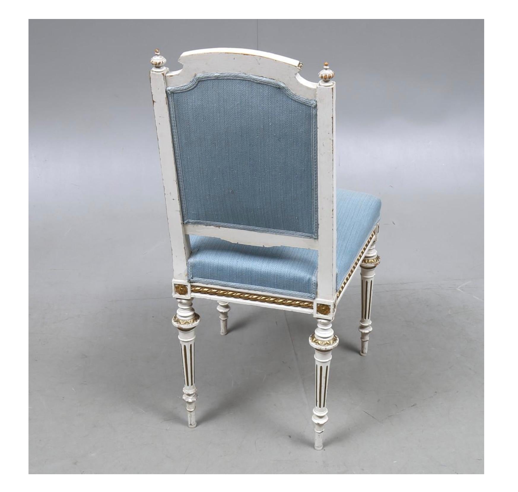 Esta original silla sueca Gustavian de principios de 1900 en probable pintura original tiene detalles muy tallados en el armazón, el brazo y las patas, inusuales pies delicadamente estriados y amplio asiento

El asiento totalmente amortiguado de