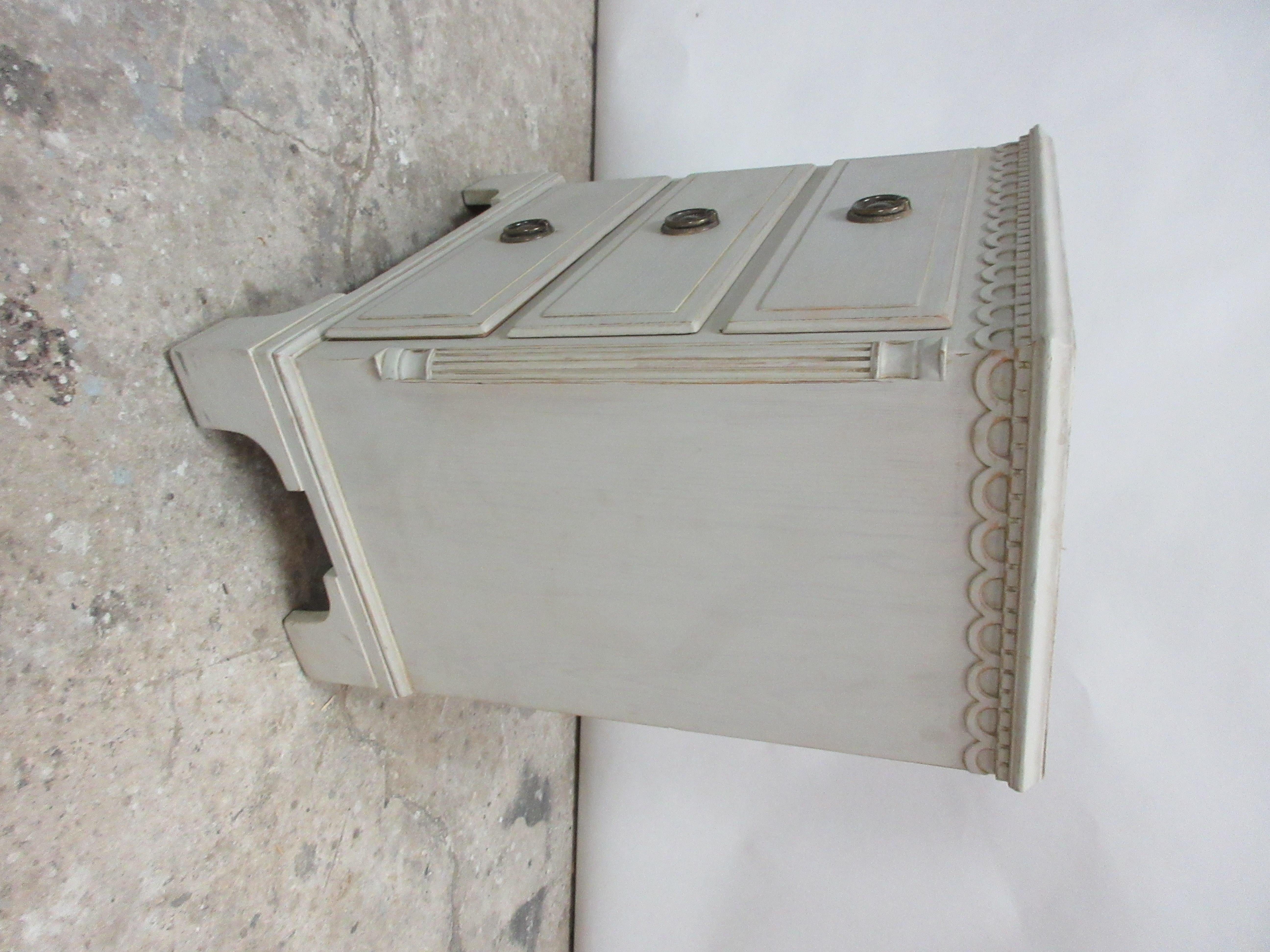 Swedish Gustavian Single Nightstand In Good Condition In Hollywood, FL
