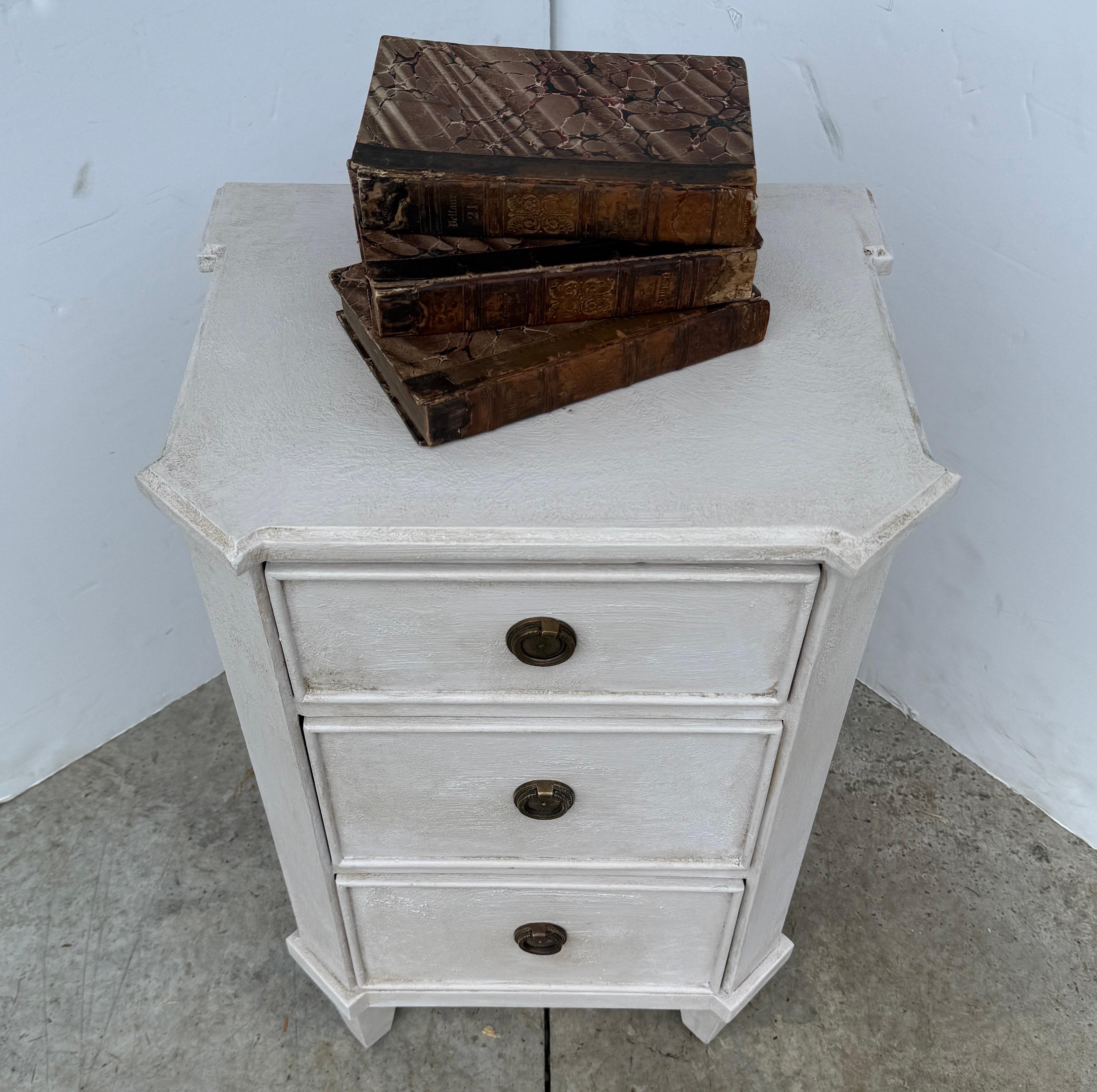 Européen Petite commode gustavienne suédoise Commode Table de nuit en vente