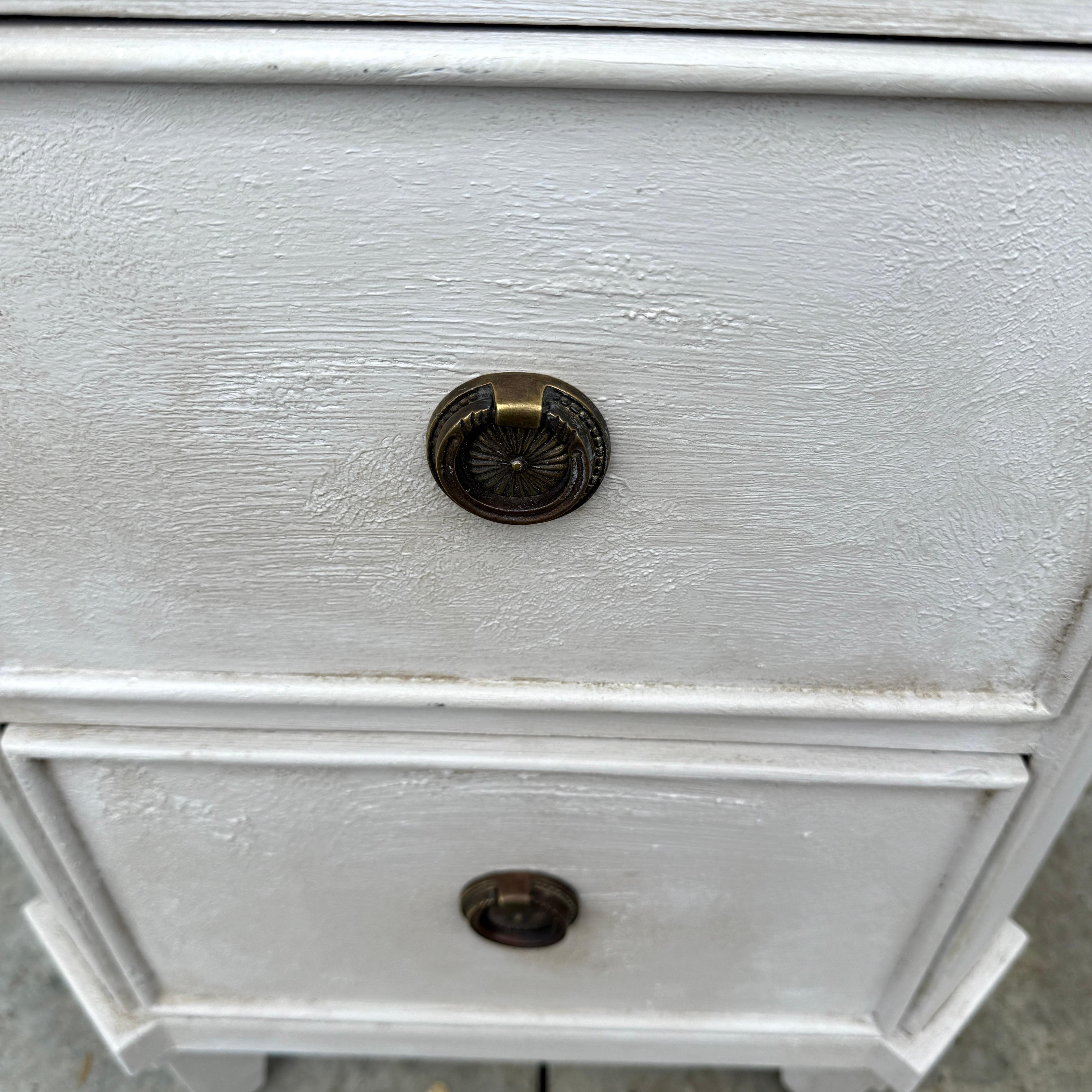 Fait main Petite commode gustavienne suédoise Commode Table de nuit en vente