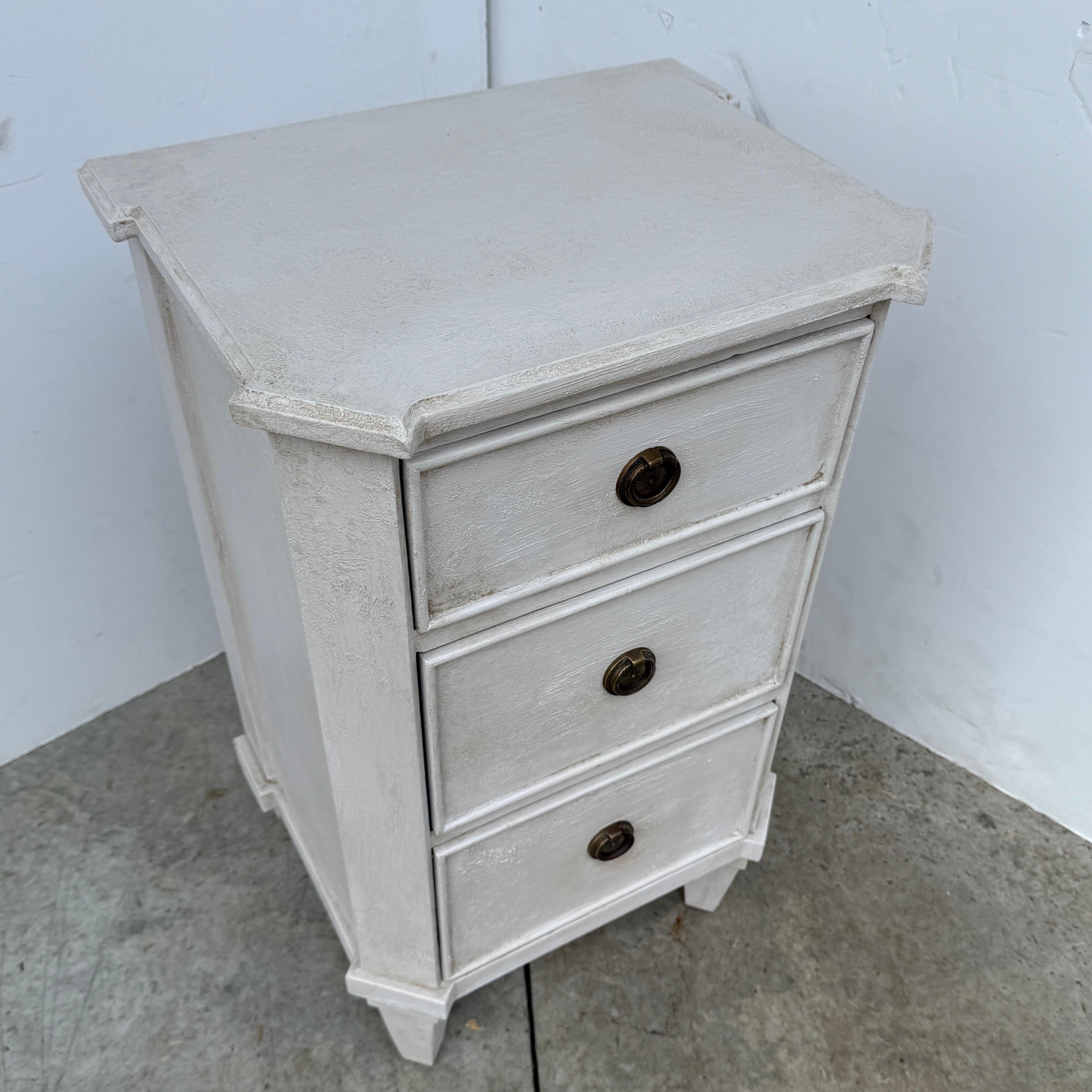 XXIe siècle et contemporain Petite commode gustavienne suédoise Commode Table de nuit en vente