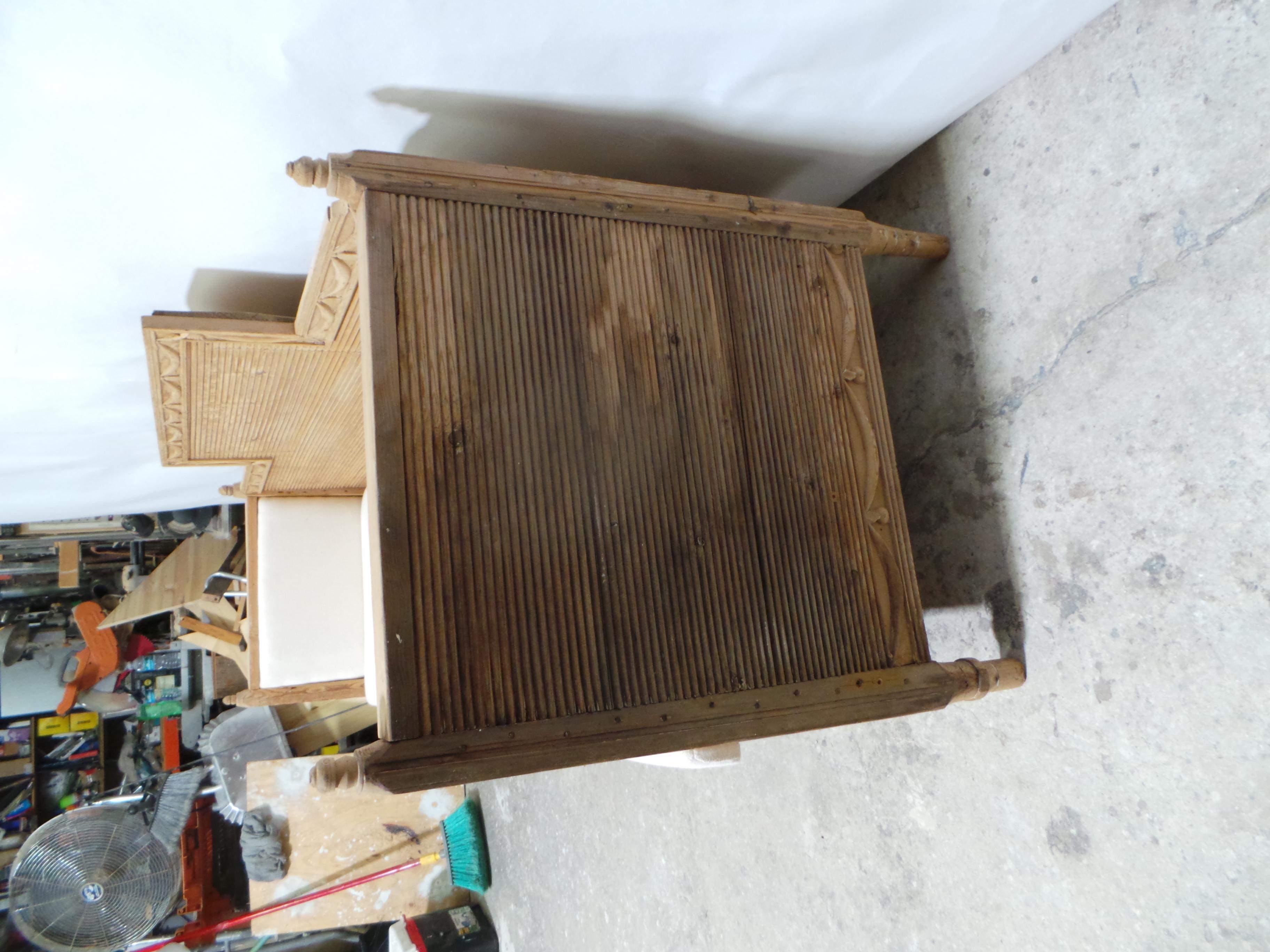 Swedish Gustavian Sofa/Bed Natural Finish In Good Condition For Sale In Hollywood, FL