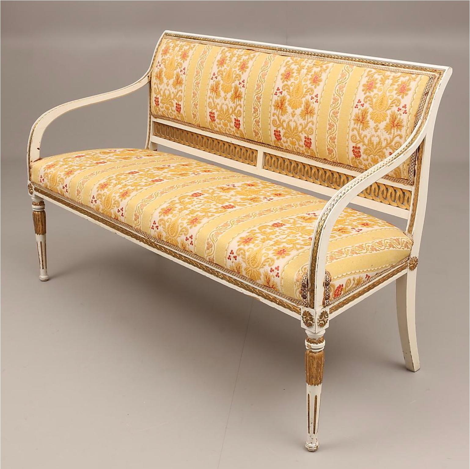Sofá sueco antiguo de estilo Gustaviano en acabado blanco clásico con detalles delicadamente tallados patas delanteras estriadas decorativas y un motivo central tallado a lo largo del respaldo.

Fino ejemplo del estilo renacentista gustaviano tardío