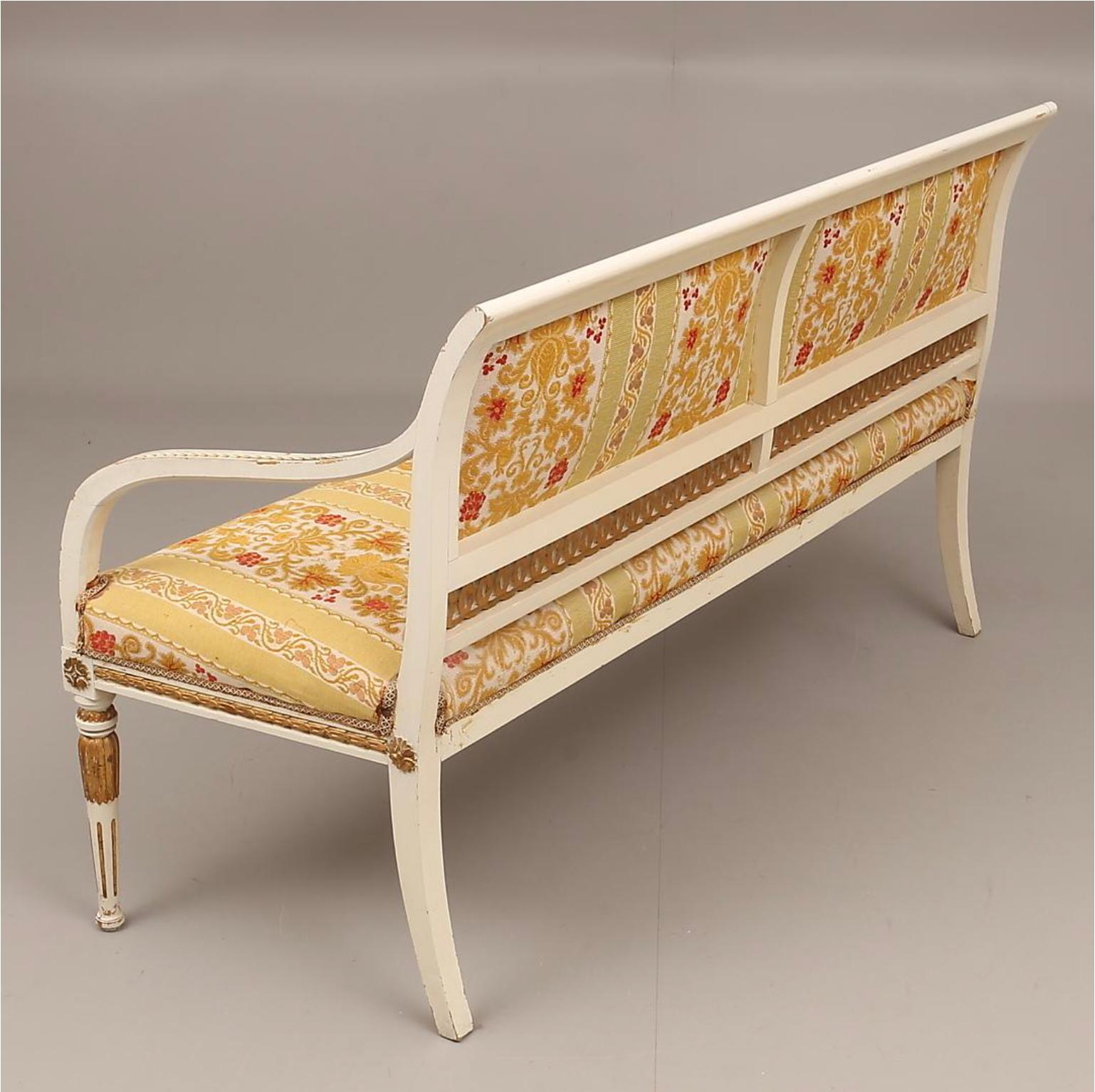 Sofá Sueco Gustaviano Sofá Loveseat Blanco Tallado, Finales Siglo XIX 3 Plazas Dorado en venta