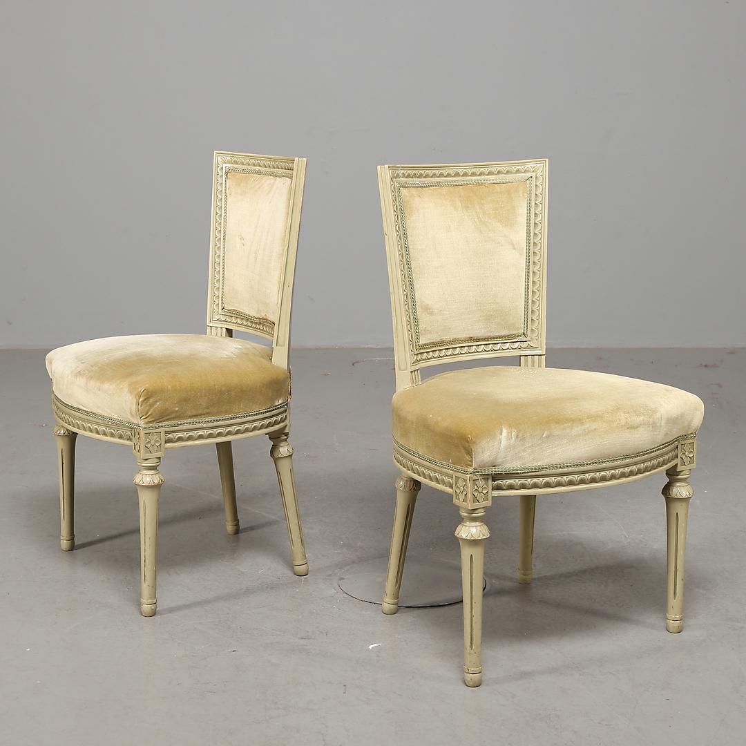 Unusual early second half of the 20th century set of six Gustavian padded back dining chairs in distressed paint finish.

Lovely detail in the fluted legs and rosettes with carved front edge and fully webbed seats for added comfort.

The