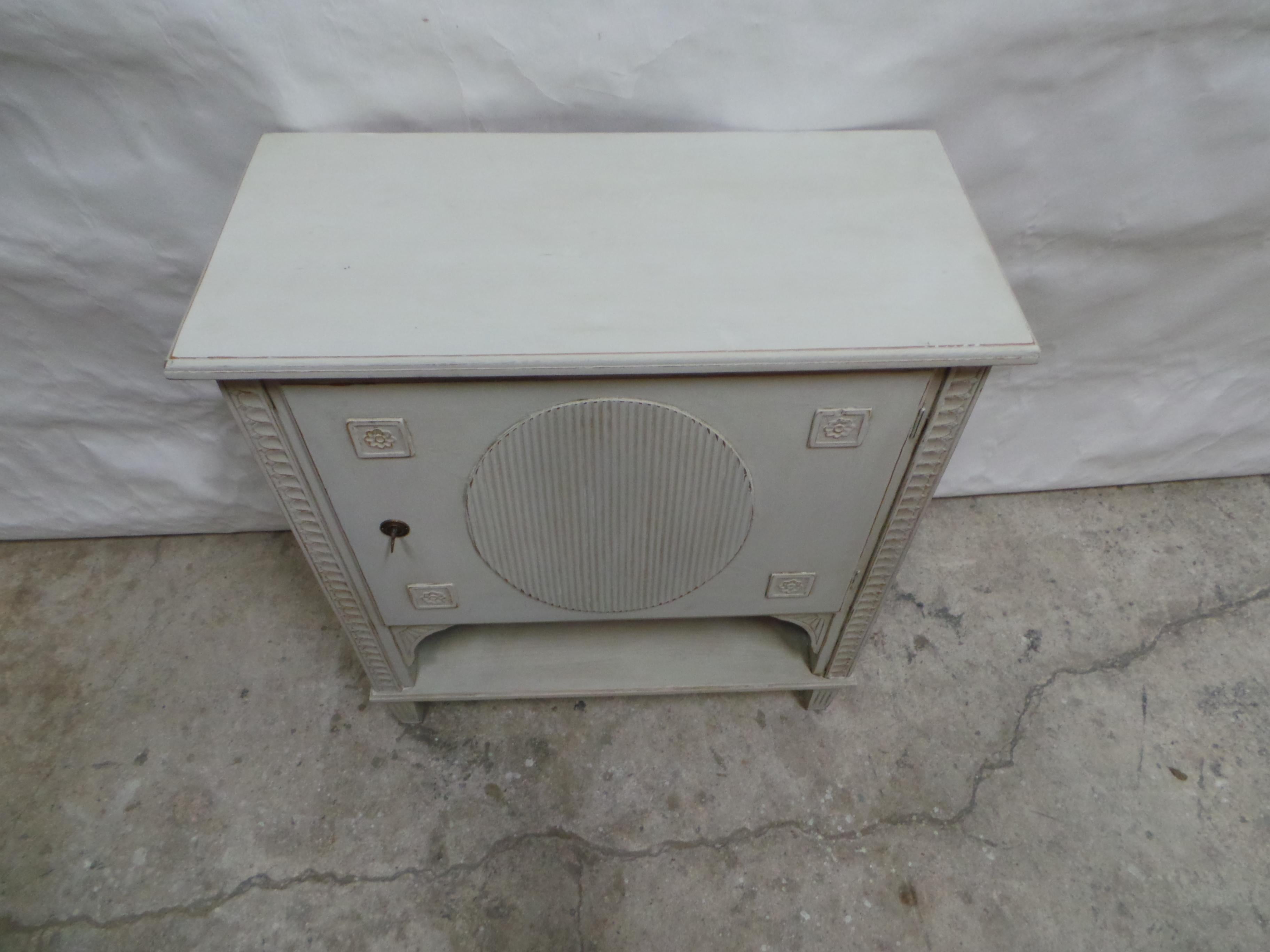Swedish Gustavian Style 1 Door Cabinet In Good Condition For Sale In Hollywood, FL
