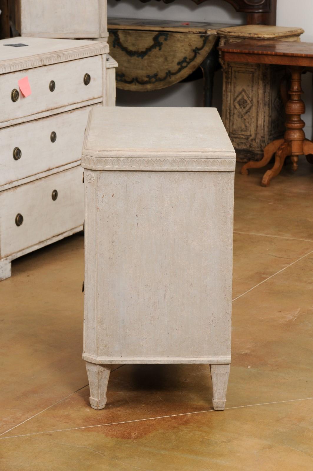 Swedish Gustavian Style 1840s Painted Three-Drawer Chest with Carved Frieze 6
