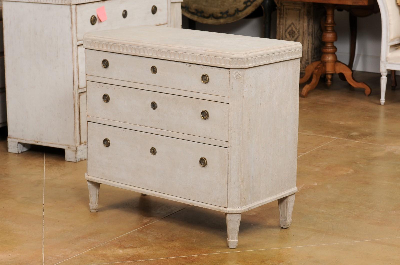 Swedish Gustavian Style 1840s Painted Three-Drawer Chest with Carved Frieze 7