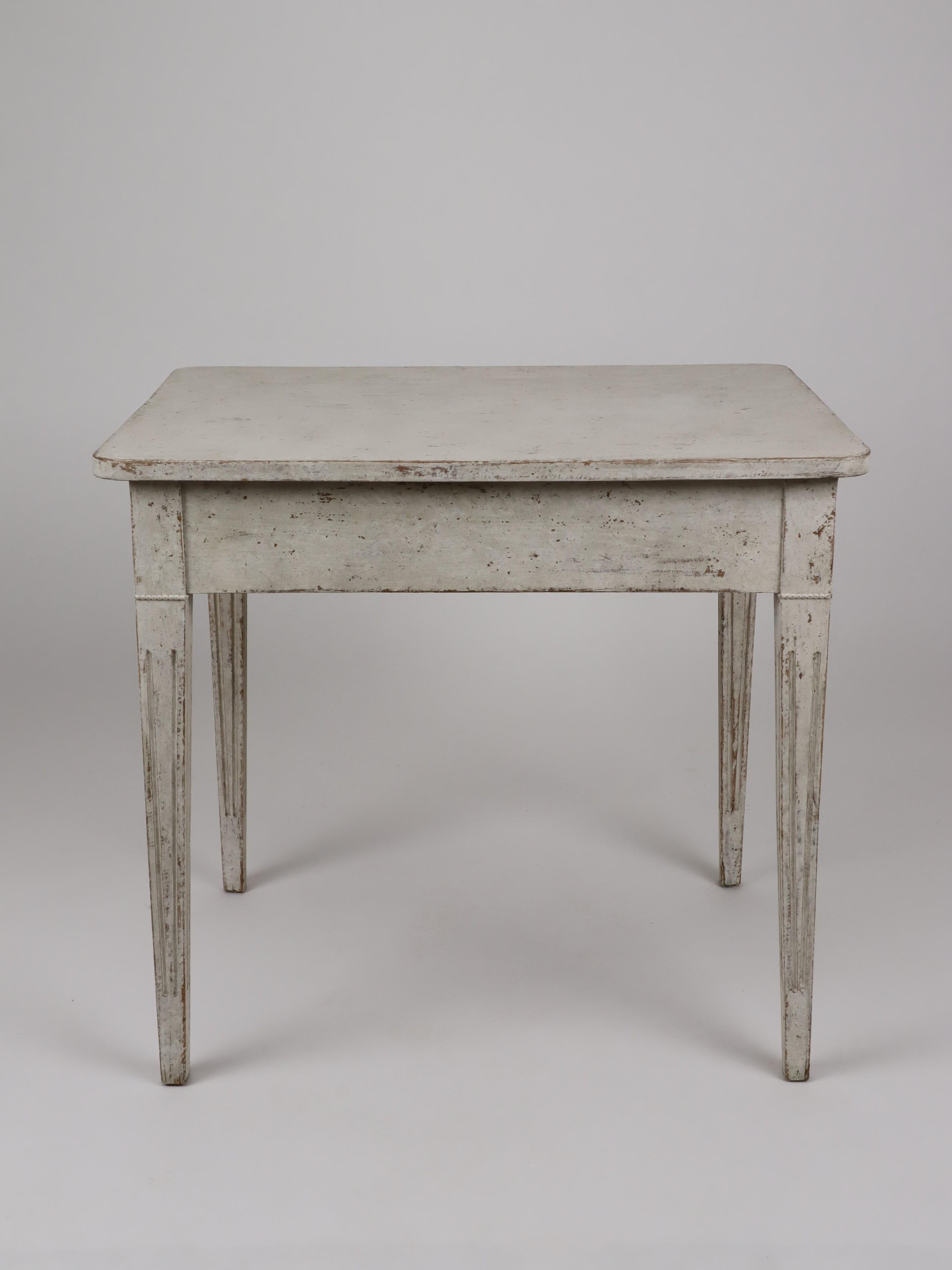 Swedish Gustavian Style 1850s Painted Desk with Single Drawer and Tapered Legs For Sale 4