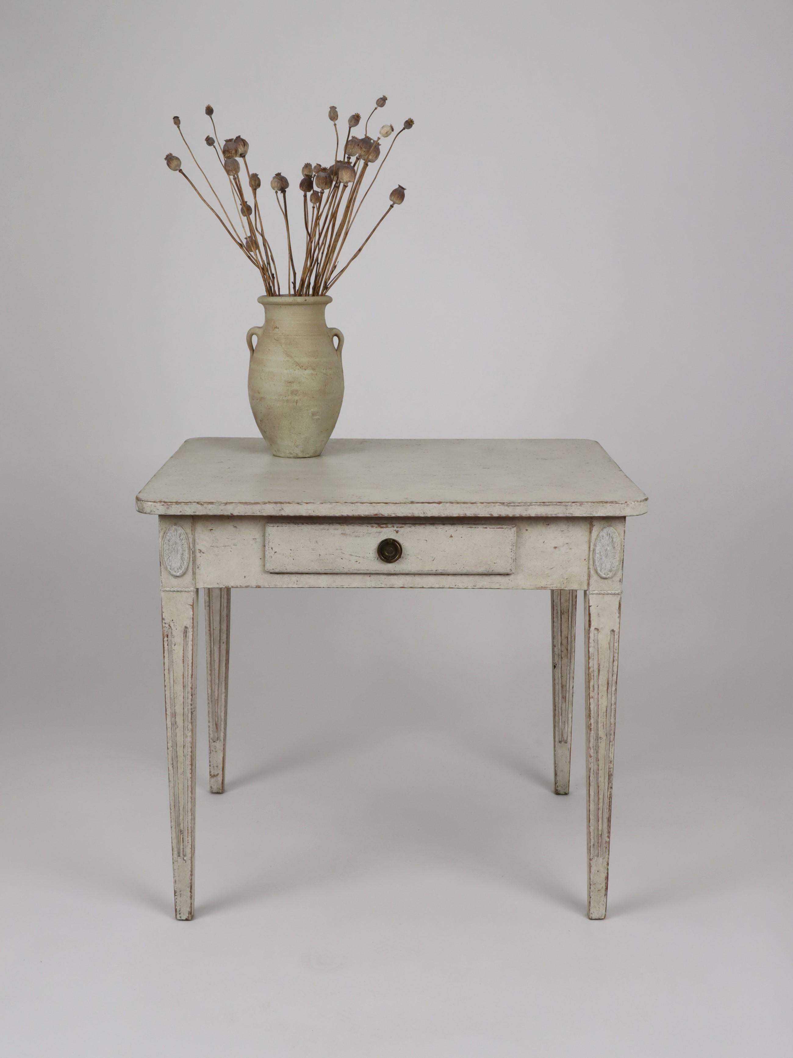 Swedish Gustavian Style 1850s Painted Desk with Single Drawer and Tapered Legs For Sale 6