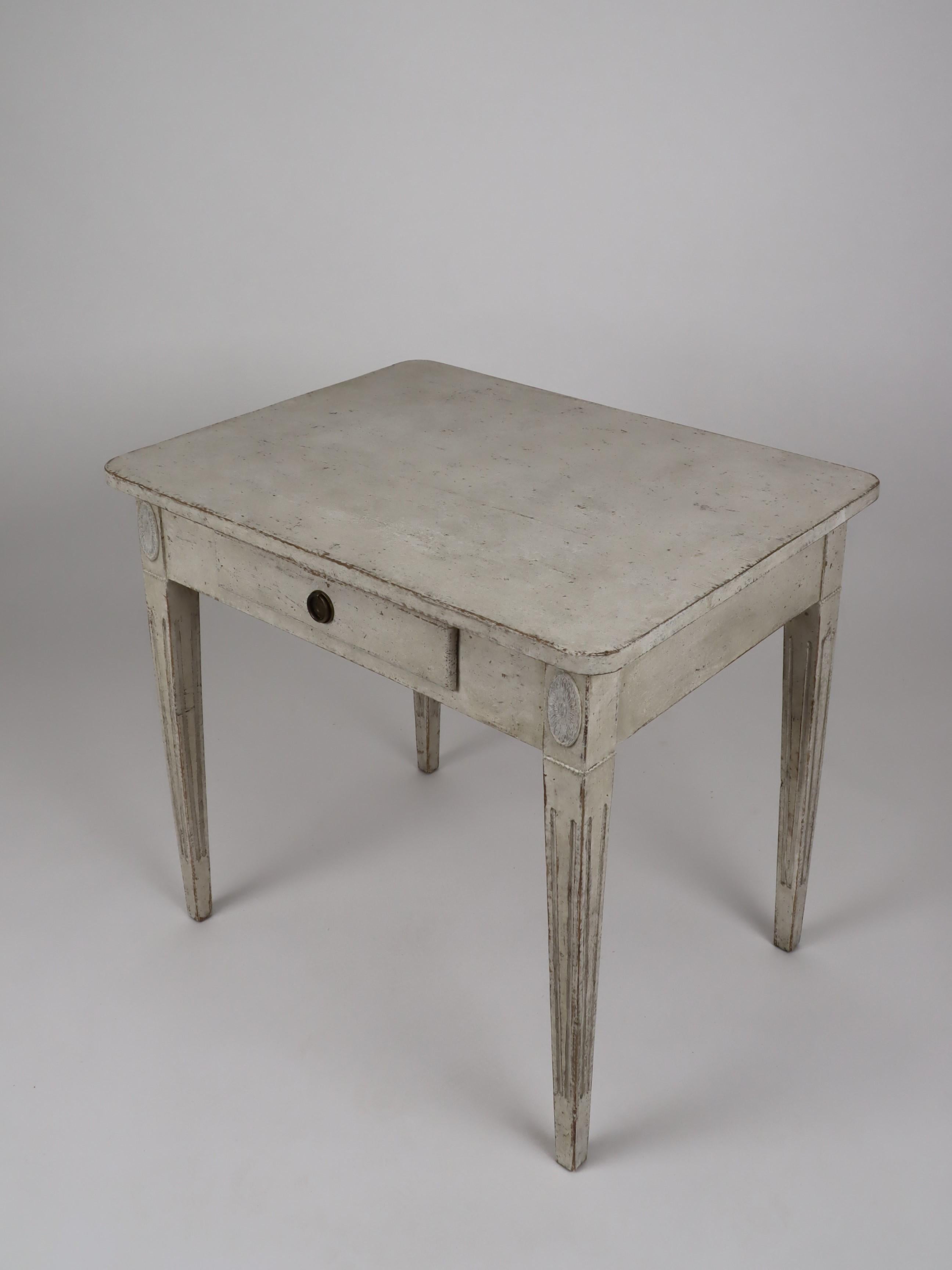 Swedish Gustavian Style 1850s Painted Desk with Single Drawer and Tapered Legs For Sale 3