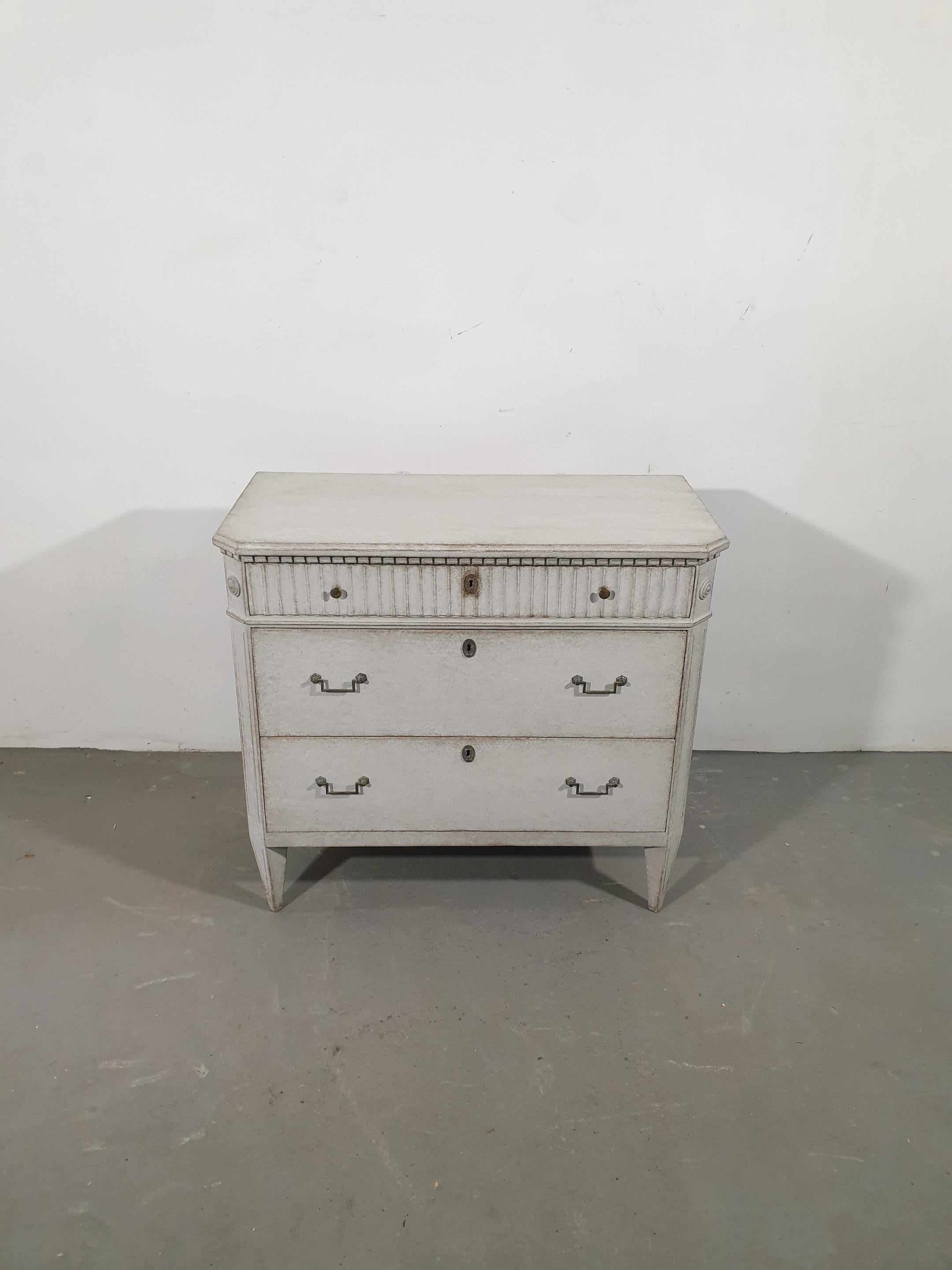 Swedish Gustavian Style 1860s Gray Painted Three-Drawer Chest with Carved Drawer For Sale 5