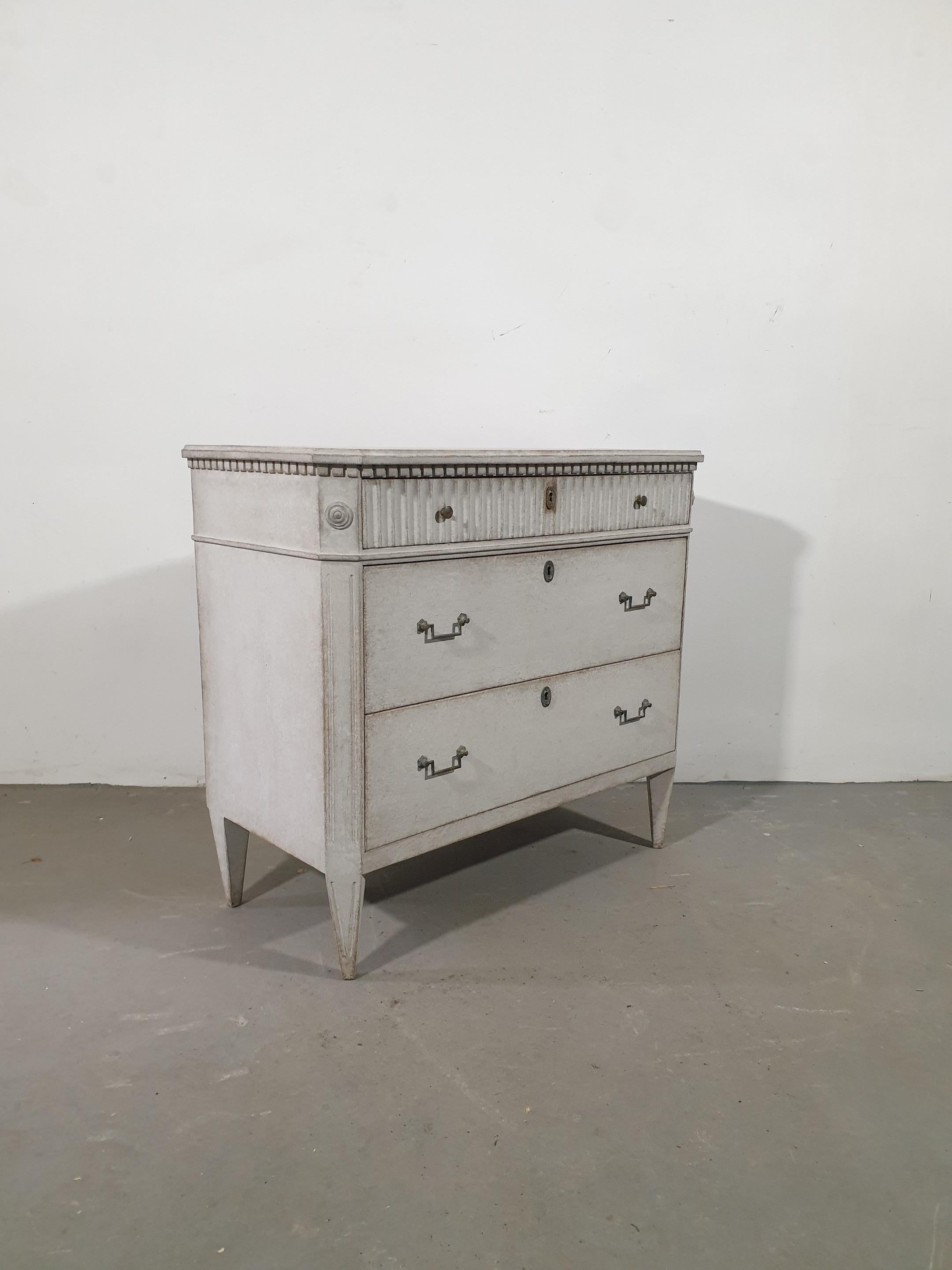 Swedish Gustavian Style 1860s Gray Painted Three-Drawer Chest with Carved Drawer In Good Condition For Sale In Atlanta, GA