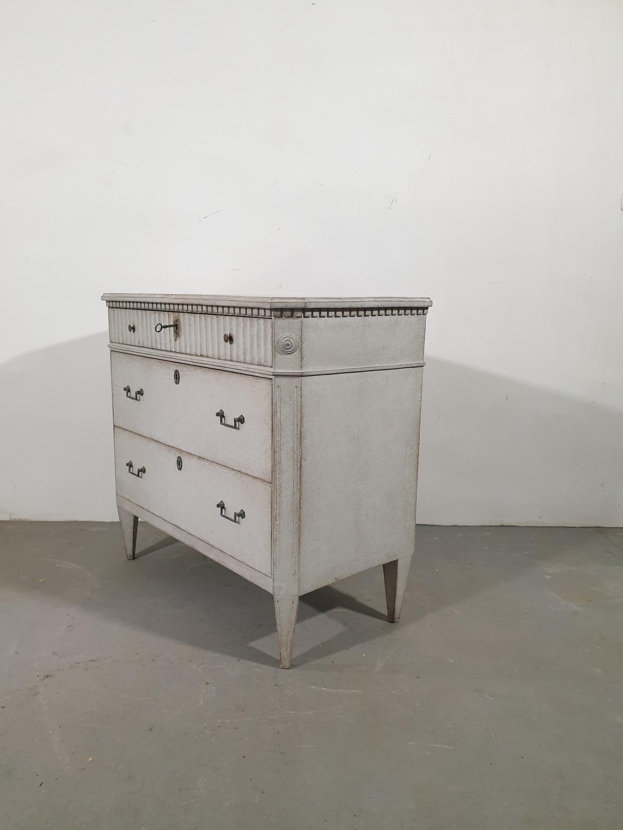 Swedish Gustavian Style 1860s Gray Painted Three-Drawer Chest with Carved Drawer For Sale 1