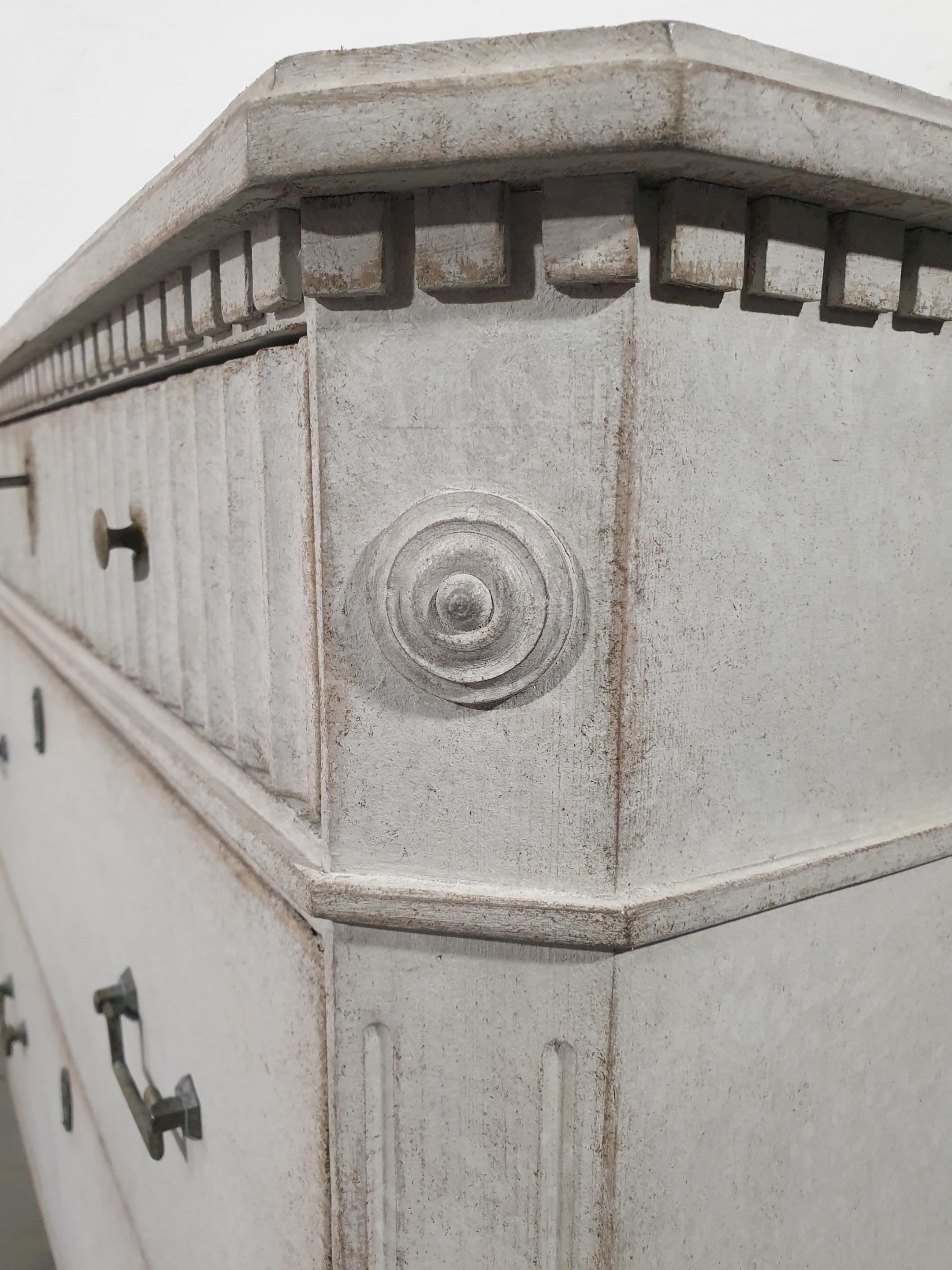 Swedish Gustavian Style 1860s Gray Painted Three-Drawer Chest with Carved Drawer For Sale 2