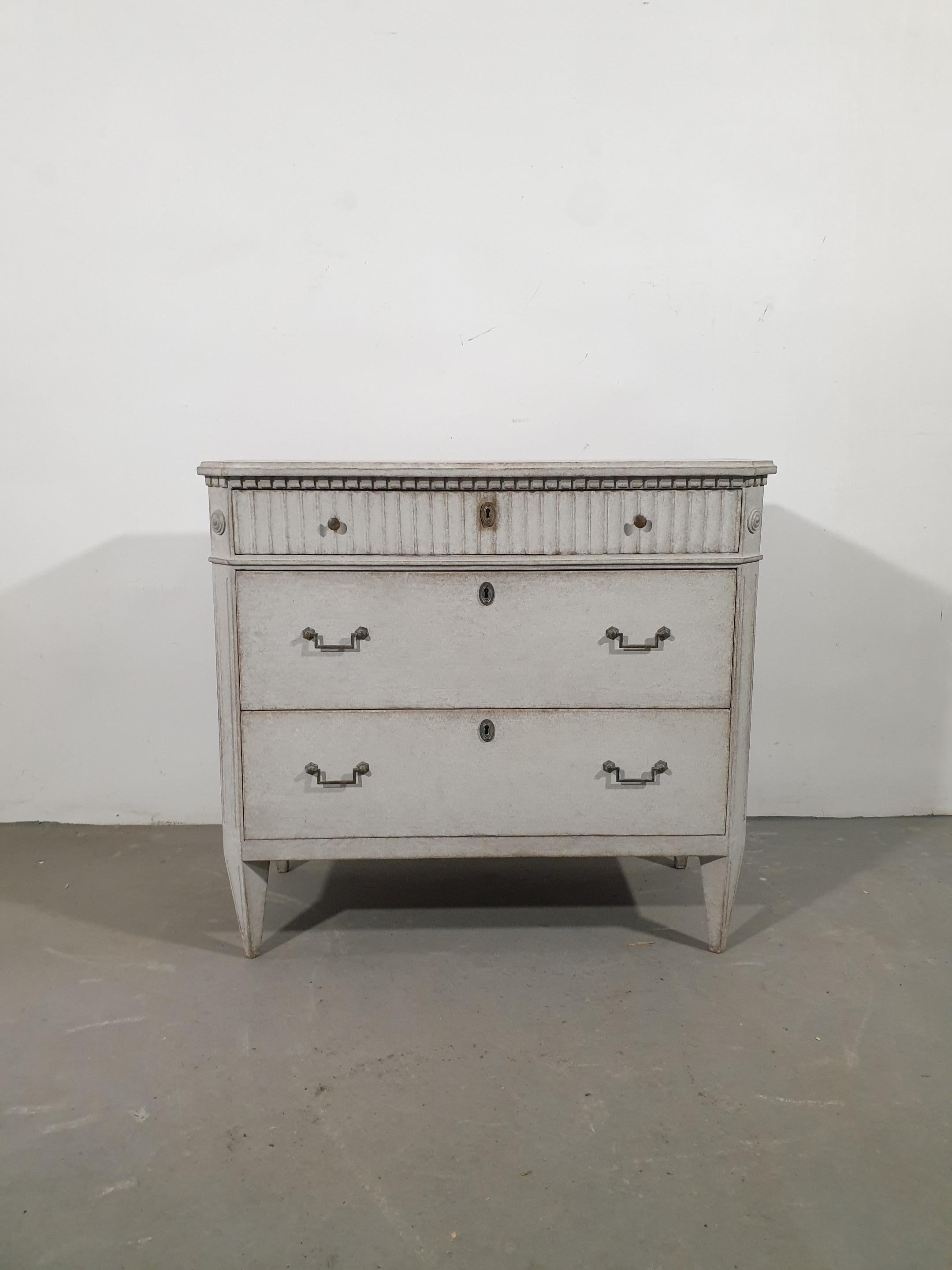 Swedish Gustavian Style 1860s Gray Painted Three-Drawer Chest with Carved Drawer For Sale 4