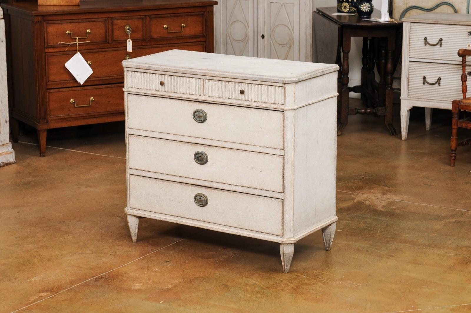 Swedish Gustavian Style 1860s Painted Chest with Five Drawers and Fluted Motifs For Sale 4