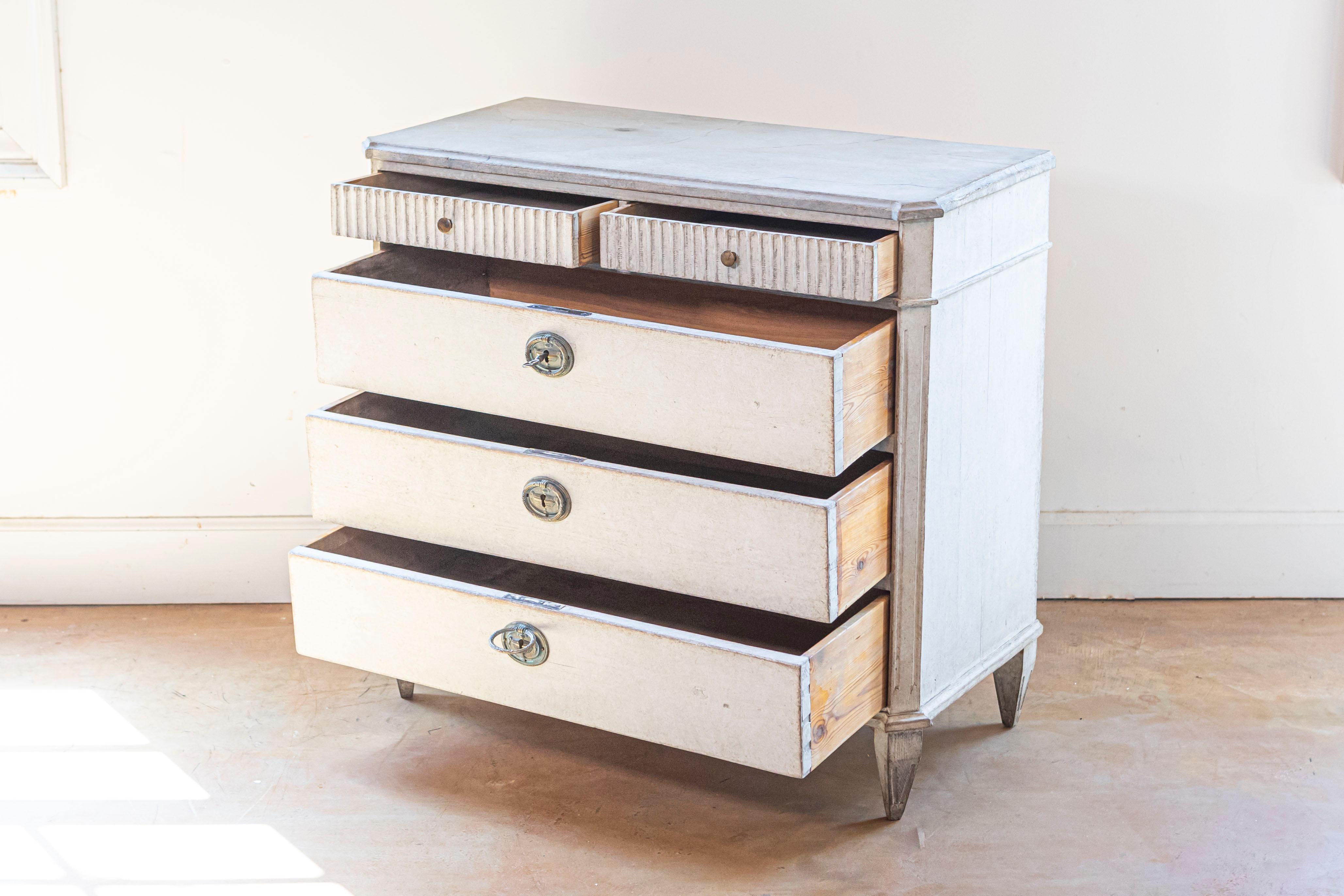 Gustaviano Cassettone dipinto in stile gustaviano del 1860 con cinque cassetti e motivi scanalati in vendita