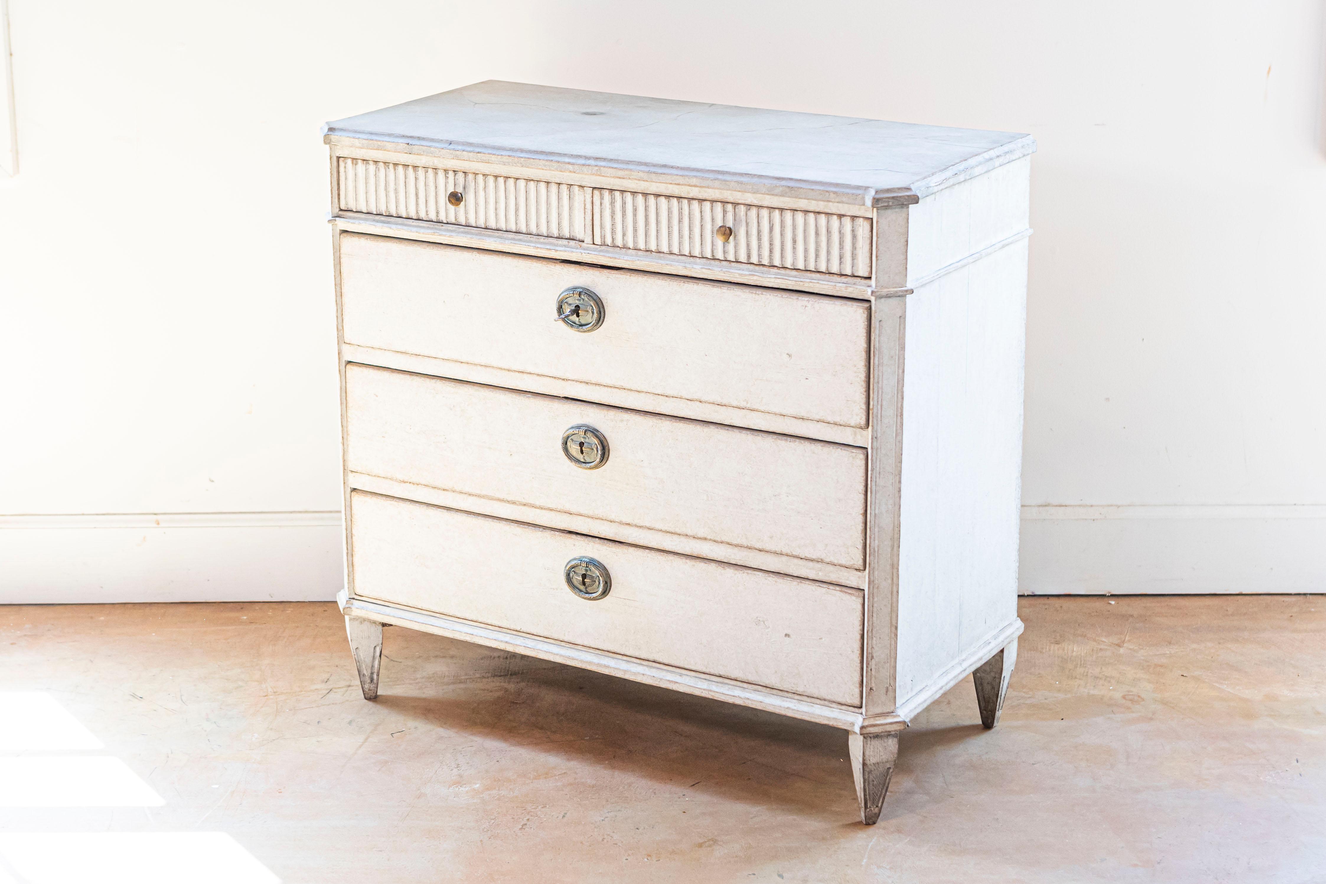 Svedese Cassettone dipinto in stile gustaviano del 1860 con cinque cassetti e motivi scanalati in vendita
