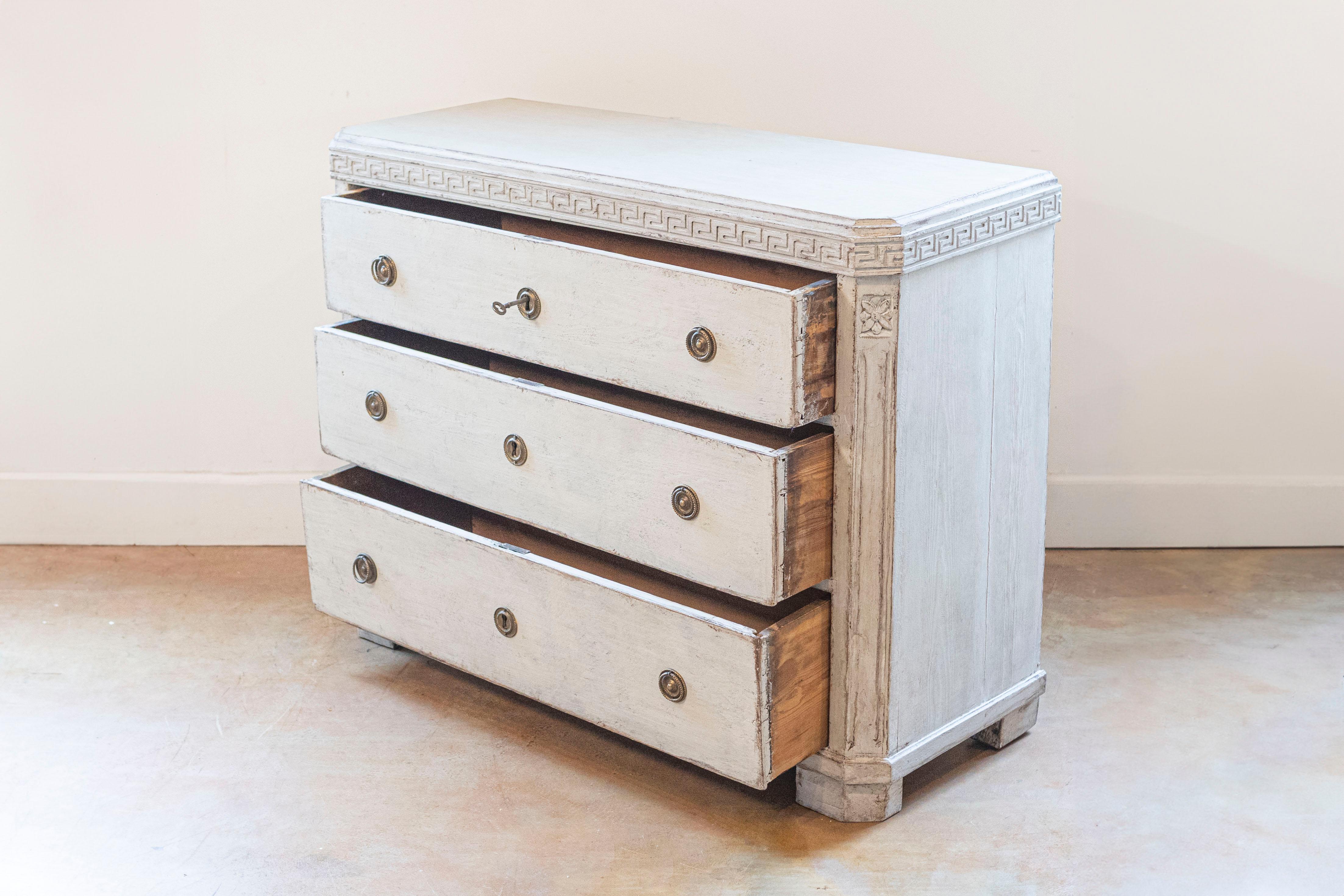 Gustaviano Cassettone a tre cassetti dipinto in stile gustaviano del 1860 con fregio a chiave greca in vendita