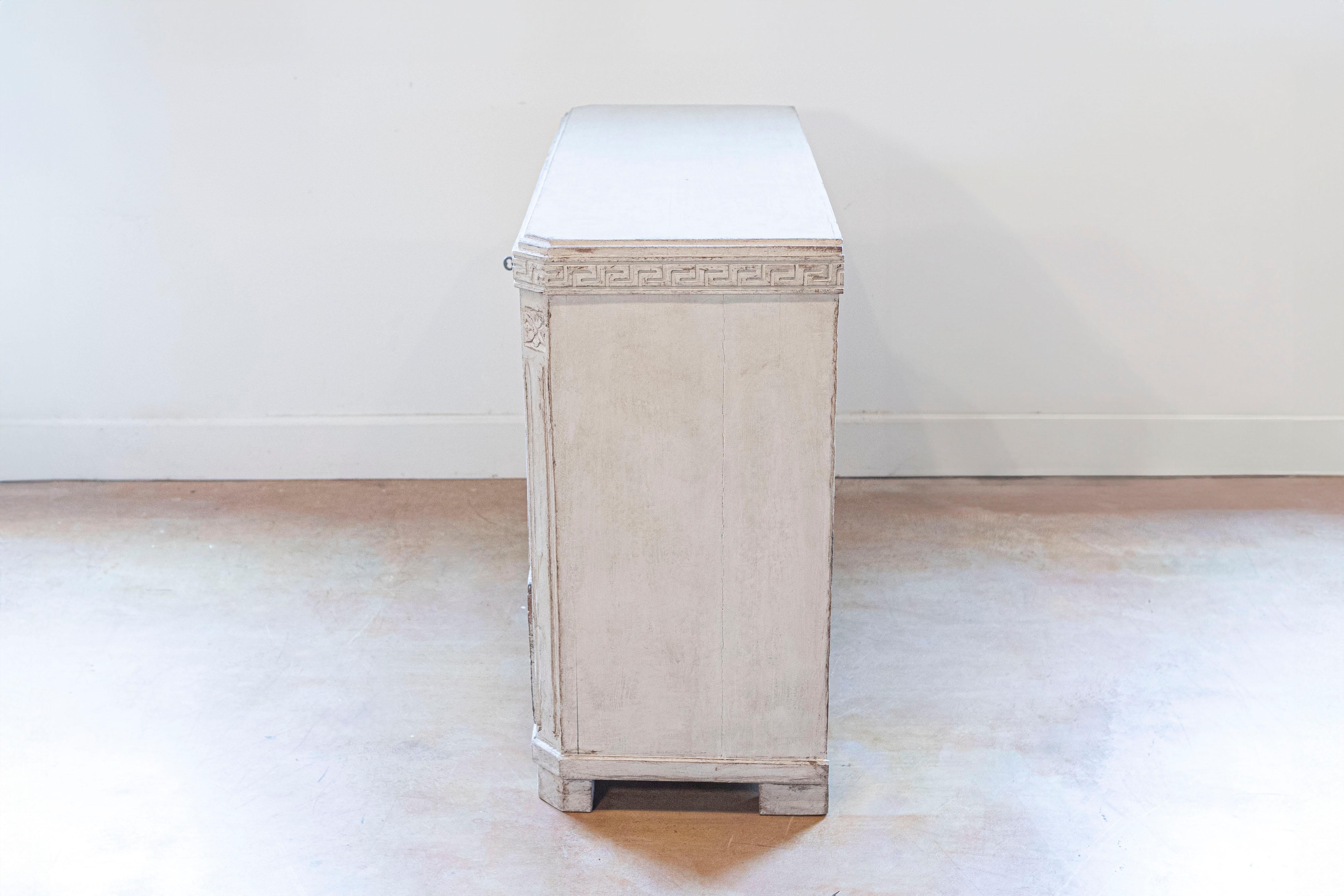 Svedese Cassettone a tre cassetti dipinto in stile gustaviano del 1860 con fregio a chiave greca in vendita