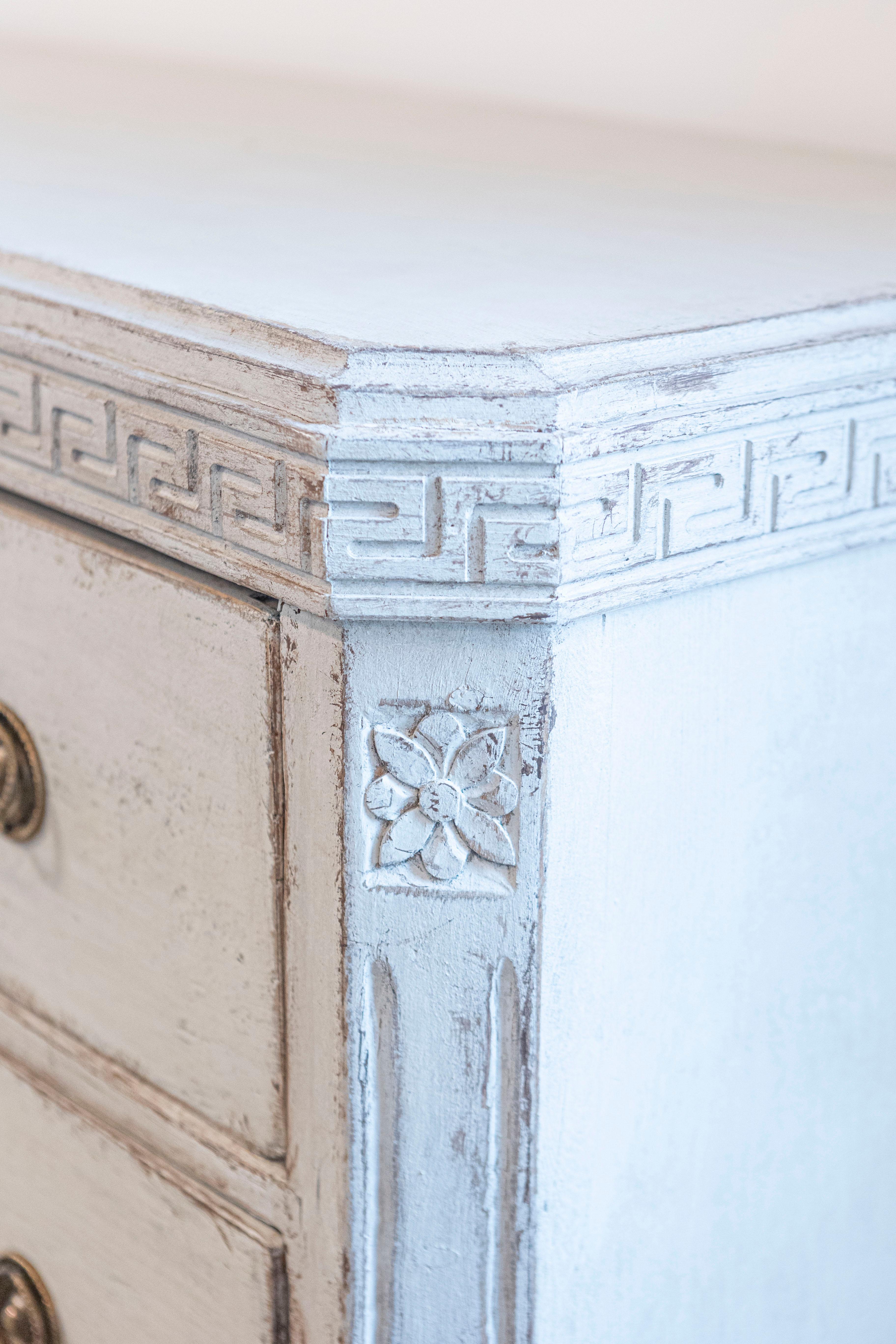 Cassettone a tre cassetti dipinto in stile gustaviano del 1860 con fregio a chiave greca In condizioni buone in vendita a Atlanta, GA