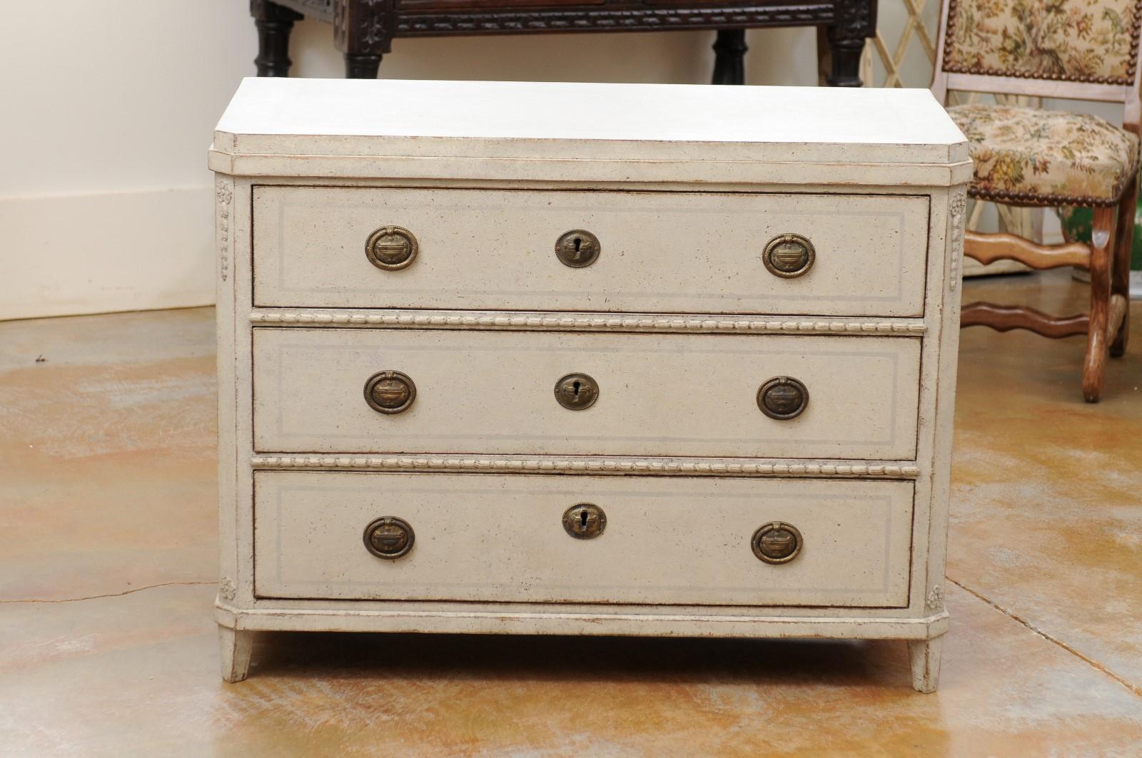 Swedish Gustavian Style 1860s Painted Wood Three-Drawer Chest with Carved Motifs For Sale 9