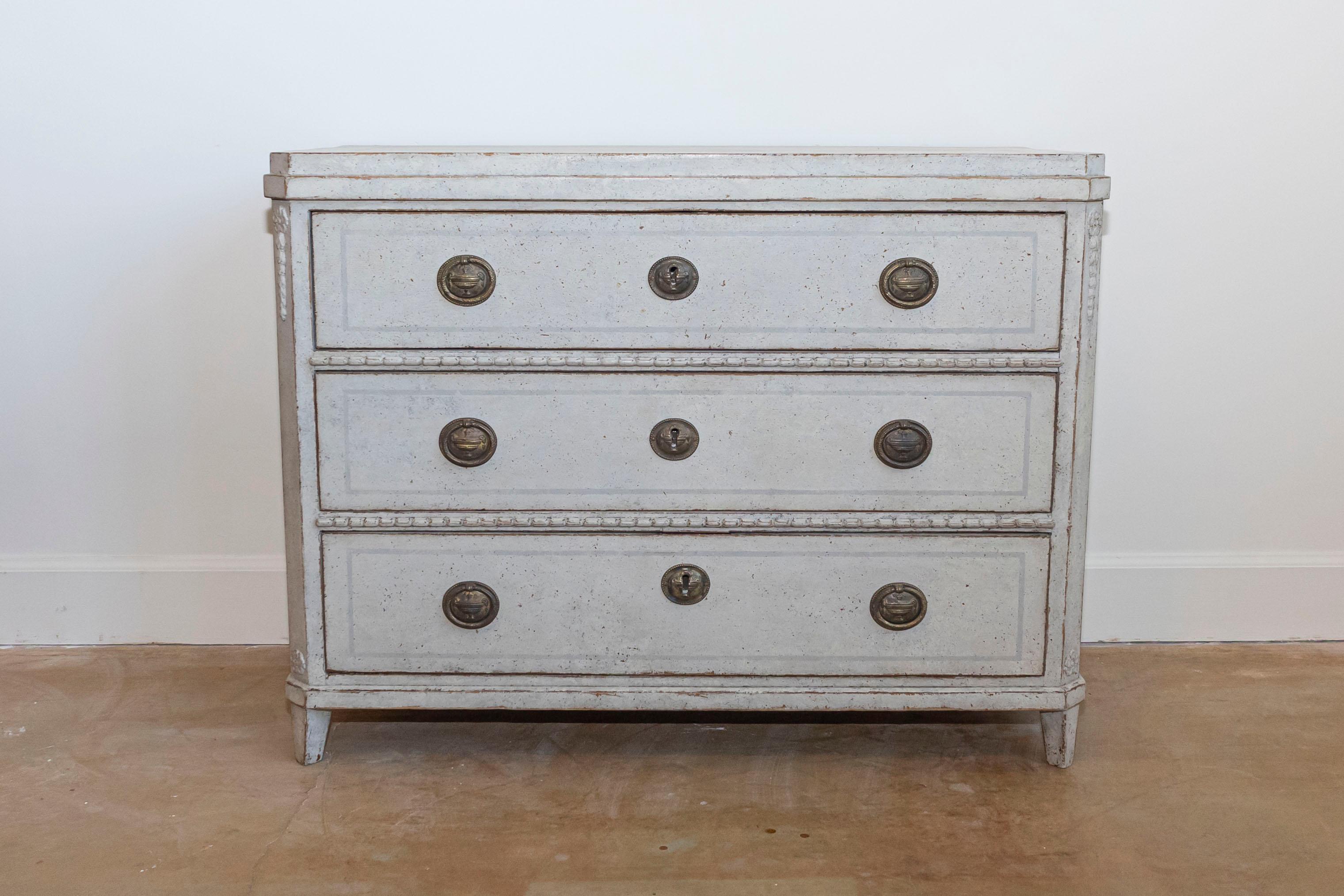 Schwedische Drei-Schubladen-Kommode aus bemaltem Holz im Gustavianischen Stil der 1860er Jahre mit geschnitzten Motiven (Geschnitzt) im Angebot