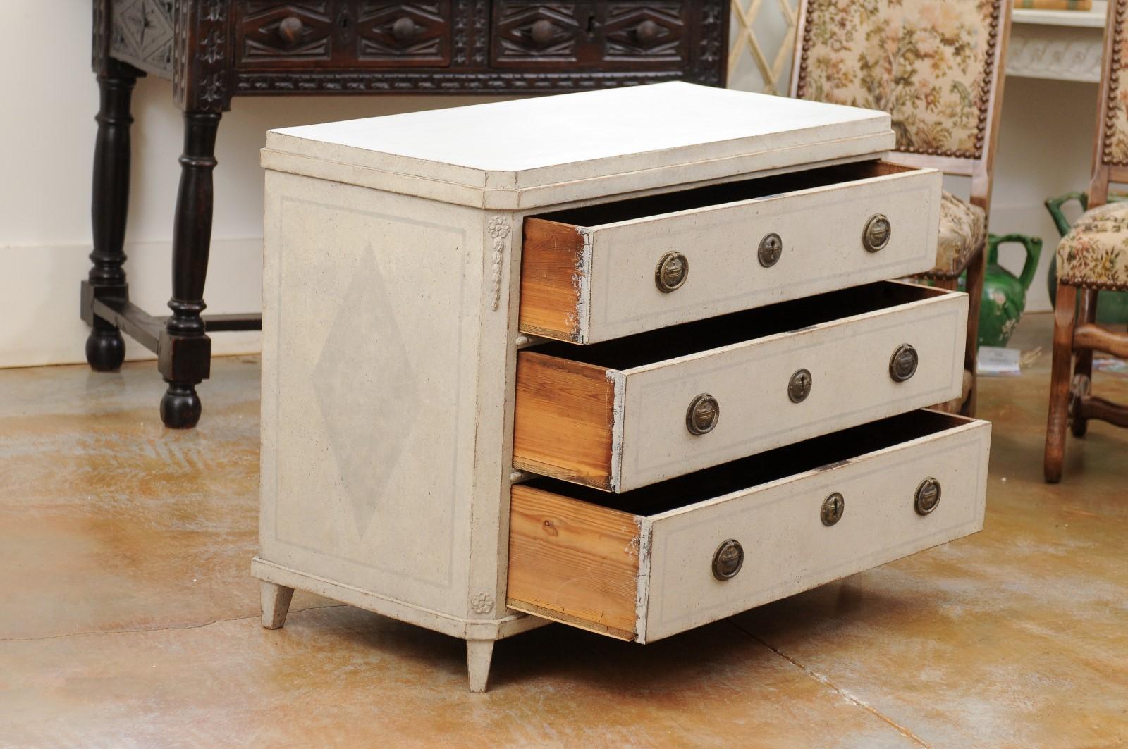 Swedish Gustavian Style 1860s Painted Wood Three-Drawer Chest with Carved Motifs For Sale 2